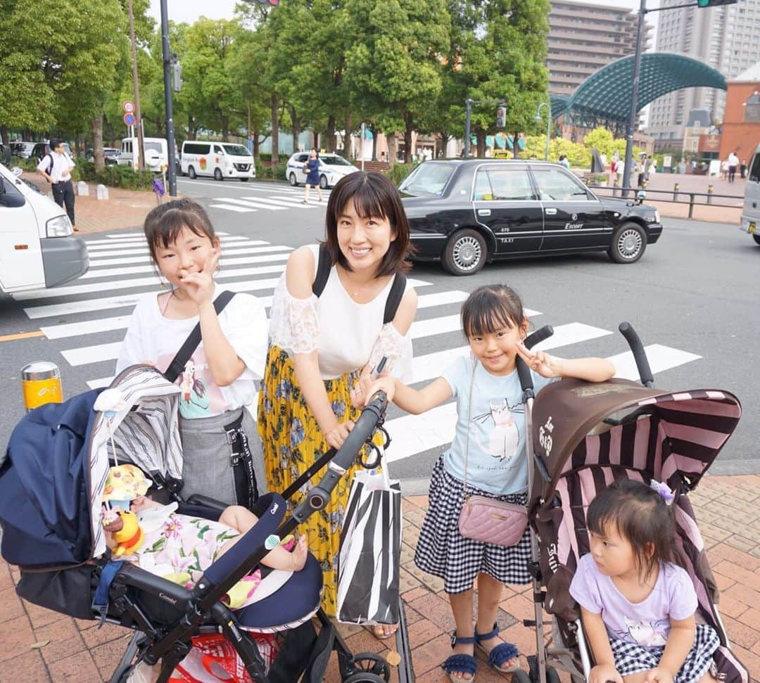 庄司ゆうこさんのインスタグラム写真 - (庄司ゆうこInstagram)「四姉妹いたらこんな感じ。笑 今日は三児の母、ゆきみちゃんが遊びに来てくれたのでランチしました✨ ゆきみちゃんは高校時代からの仲良しなのでもう20年来の仲になります^_^ 今はアメリカに住んでいて、女の子3人も育てて本当に尊敬する❣️ しかし女の子3人プラスももちゃんだったから今日は賑やかな女子会になりました🤗 そして最後の動画はスタジオのマットでももちゃん寝返りしそうになった！！あと一息だね^_^ #高校時代からの#親友#女子校#楽しい思い出#いっぱい#青春時代#恵比寿ランチ#肉バルサルー#恵比寿ガーデンプレイス#女の子ママ#女子会#寝返り#もう少し#生後4ヶ月#カメラ目線#カメラ大好き#ももちゃんです🤗#子連れランチ」8月19日 22時37分 - yuko.shoji