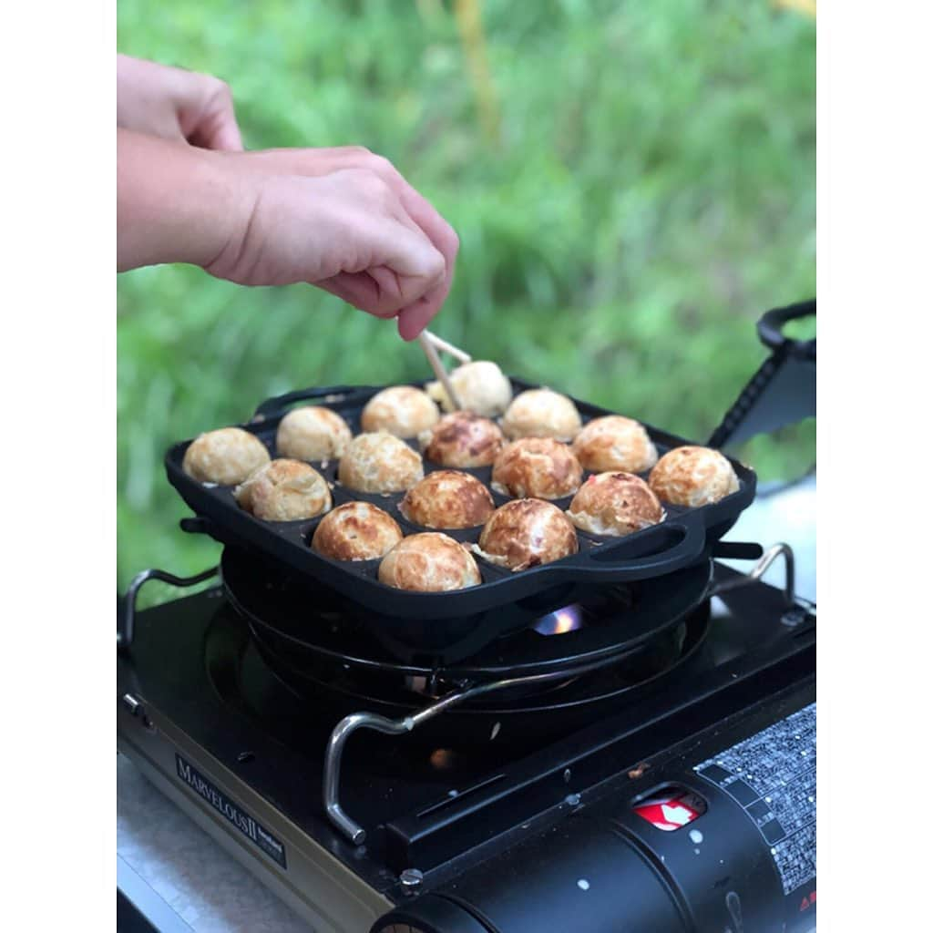 新井麻希さんのインスタグラム写真 - (新井麻希Instagram)「* 2019年キャンピングヒルズ鴨川⛺️ * 暑い中、小さな小さな雨蛙に会えたことはとても嬉しかった。一緒に行った家族は企画段階から今回もアイディア満載でお料理でも楽しませてくださったのだが、自然の中で食べるたこ焼きがこんなにも美味しいとは🐙！ * お酒は、香港のお土産ビールと、 #ChannelJAPAN のお餞別で頂いた激ウマ日本酒 #風の森 と、取材で訪れた #深川ワイナリー のデラウェアのスパークリングワインがキャンプとナイスマッチでした👍」8月19日 22時51分 - makiarai58