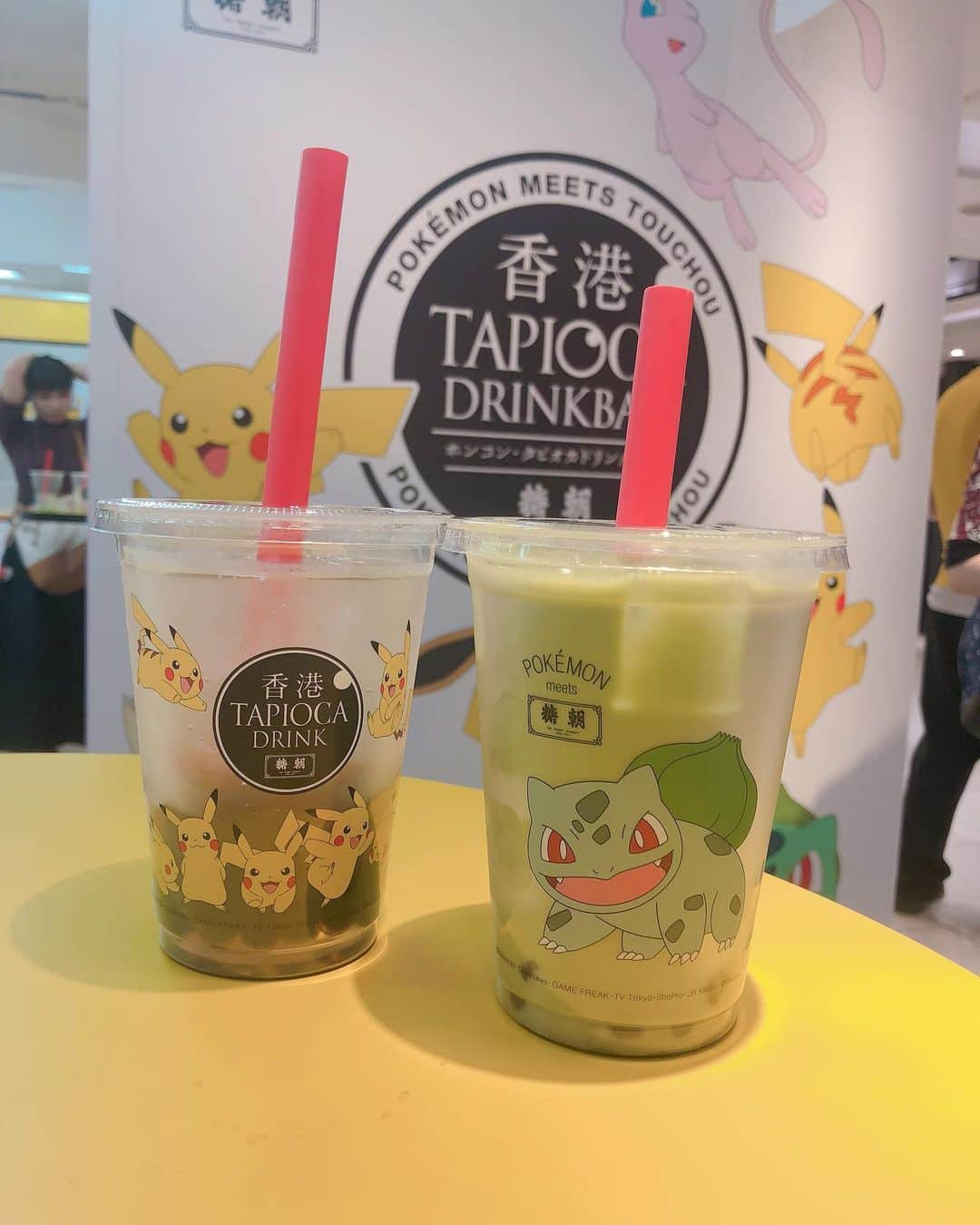 あつろーさんのインスタグラム写真 - (あつろーInstagram)「ポケモンのタピオカ●✨ . 横浜駅に出店していて抹茶ミルク味のフシギダネを飲みました！！ . 可愛くてしかもとても美味しかった🥺 また飲みたい♪ . 香港から来たお店みたいです。 . その他にもイーブイやミュウのタピオカもありました😆 . 4枚目のアイスすっぱすぎwww . 今日は7年11ヶ月！ 来月は8年だ♪ . #タピオカ #香港タピオカドリンクバー #記念日」8月19日 22時47分 - atsu6u