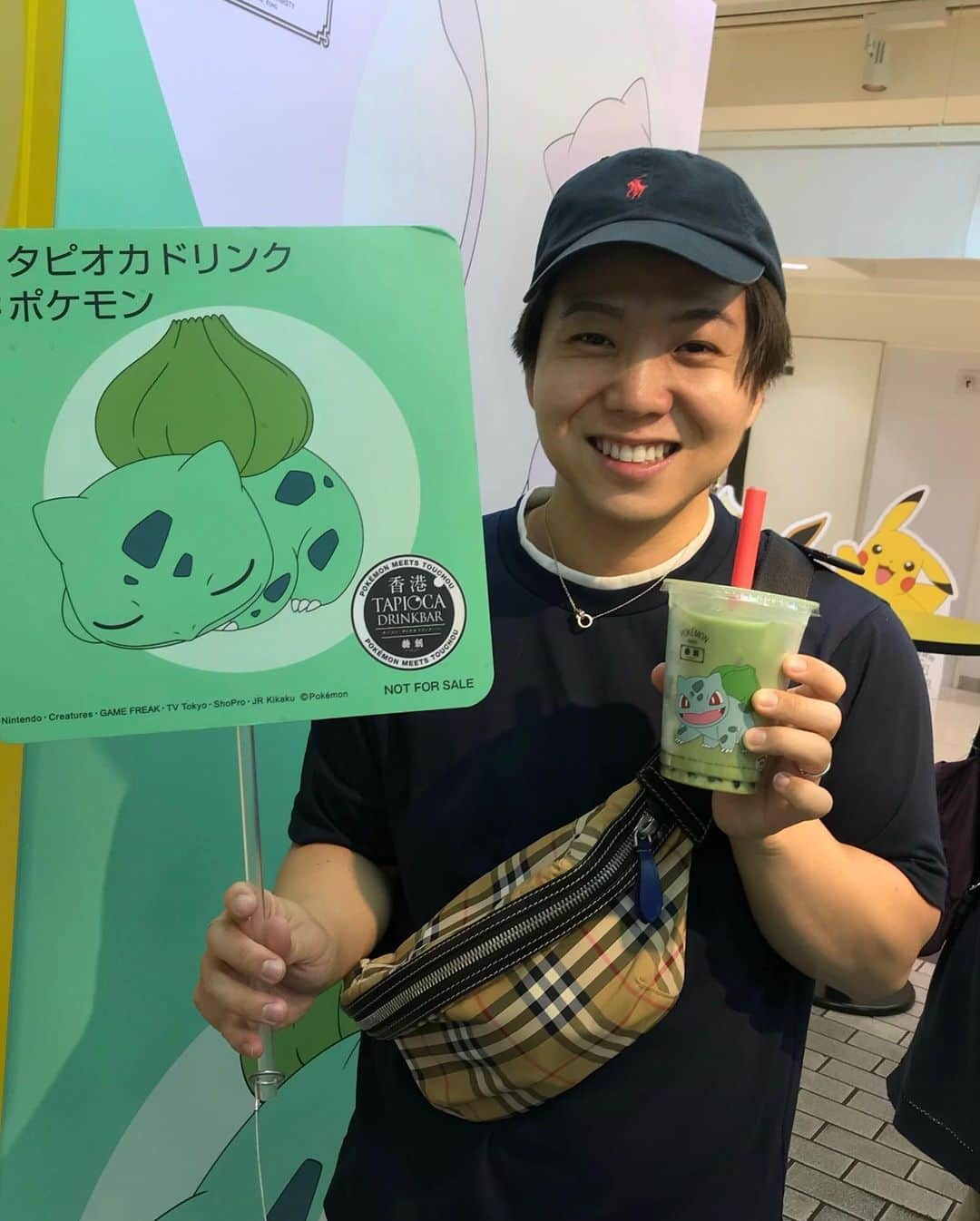 あつろーのインスタグラム：「ポケモンのタピオカ●✨ . 横浜駅に出店していて抹茶ミルク味のフシギダネを飲みました！！ . 可愛くてしかもとても美味しかった🥺 また飲みたい♪ . 香港から来たお店みたいです。 . その他にもイーブイやミュウのタピオカもありました😆 . 4枚目のアイスすっぱすぎwww . 今日は7年11ヶ月！ 来月は8年だ♪ . #タピオカ #香港タピオカドリンクバー #記念日」