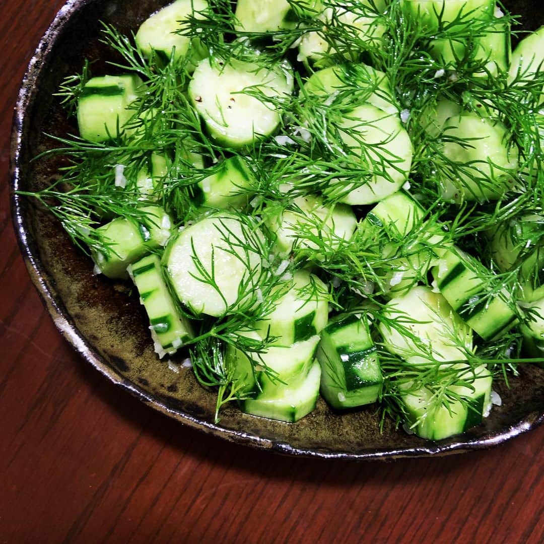 のインスタグラム：「大好きな胡瓜をたっぷり食べたくて胡瓜だけのサラダ。ごく少量のニンニクに今日は玉ねぎのみじん切りも。レモン汁、白ワインビネガー、オリーブオイル、塩胡椒、最後にディルをわさっと。胡瓜3本。 #余宮隆」