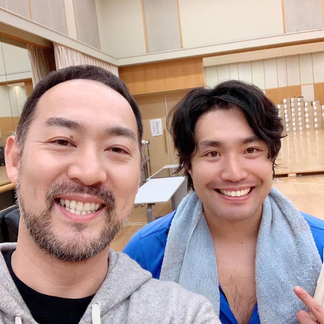 福井晶一さんのインスタグラム写真 - (福井晶一Instagram)「本日ソワレ公演無事に終わりました！﻿ ご来場ありがとうございました。﻿ 今日で後半戦はひと区切り。﻿ 2日お休みもらって、一気に残り4連チャン博多座公演を駆け抜けます！﻿ ﻿ 四季では僕の次に『美女と野獣』でビースト役を演じた中井智彦。﻿ 実は彼のビーストデビューの際に僕が動きや導線などを全て伝えた過去があるんです。﻿ 今はレミゼラブルの音楽キャプテンを務めカンパニーを引っ張ってくれています！﻿ こんな再会も嬉しいもんだ😆﻿ ﻿ ﻿ #レミゼラブル ﻿ #博多座﻿ #美女と野獣﻿ #ビースト﻿ #中井智彦﻿ #福井晶一﻿」8月19日 22時50分 - shoichi.fukui