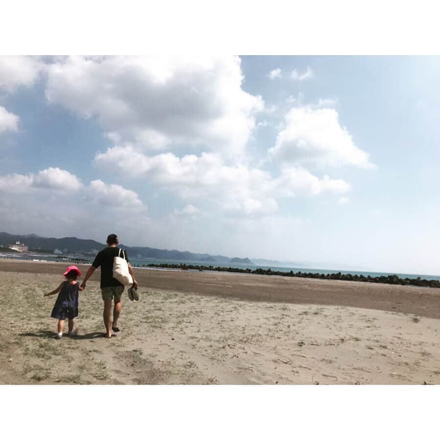 新井麻希さんのインスタグラム写真 - (新井麻希Instagram)「* 2019年夏。 人生初ポロリ👙 * 波に乗った後にポロリした模様で、夫が遠くから「麻希ちゃーん！おっぱい出てるよー！」と親切に大声で教えてくれた😂😂😂」8月19日 22時52分 - makiarai58