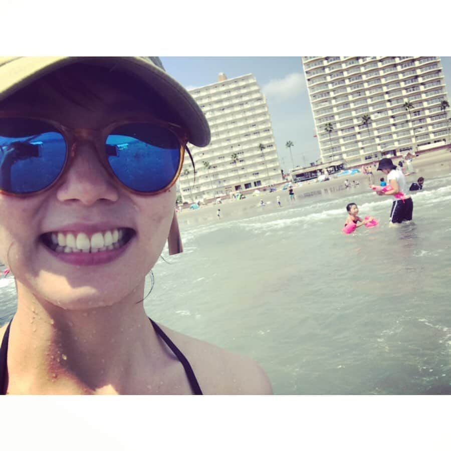 新井麻希さんのインスタグラム写真 - (新井麻希Instagram)「* 2019年夏。 人生初ポロリ👙 * 波に乗った後にポロリした模様で、夫が遠くから「麻希ちゃーん！おっぱい出てるよー！」と親切に大声で教えてくれた😂😂😂」8月19日 22時52分 - makiarai58