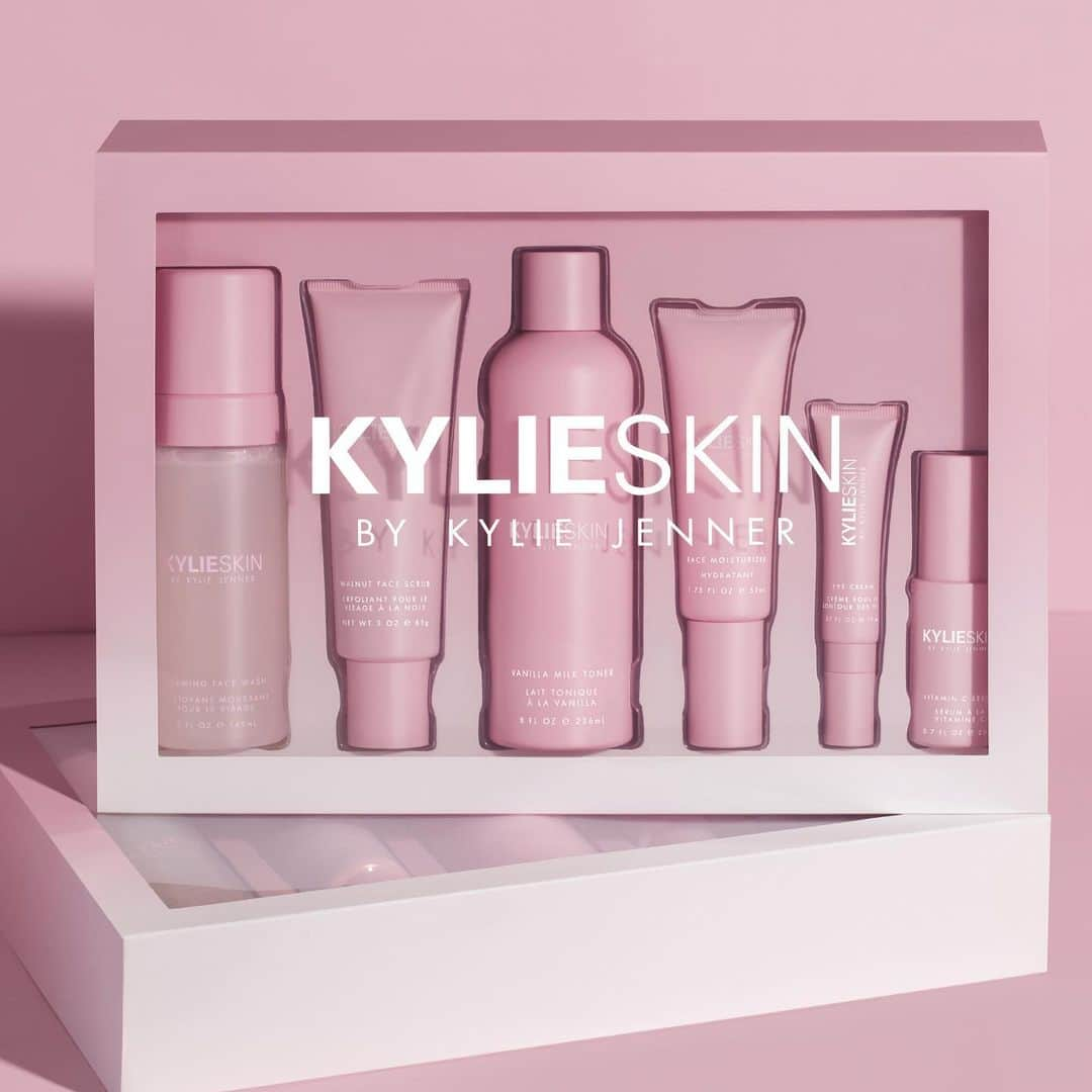 クリス・ジェンナーさんのインスタグラム写真 - (クリス・ジェンナーInstagram)「The sold out @kylieskin vac tray set is being restocked TODAY at 9am pst on KylieSkin.com 💕 #kylieskin @kyliejenner #proudmama」8月19日 22時53分 - krisjenner