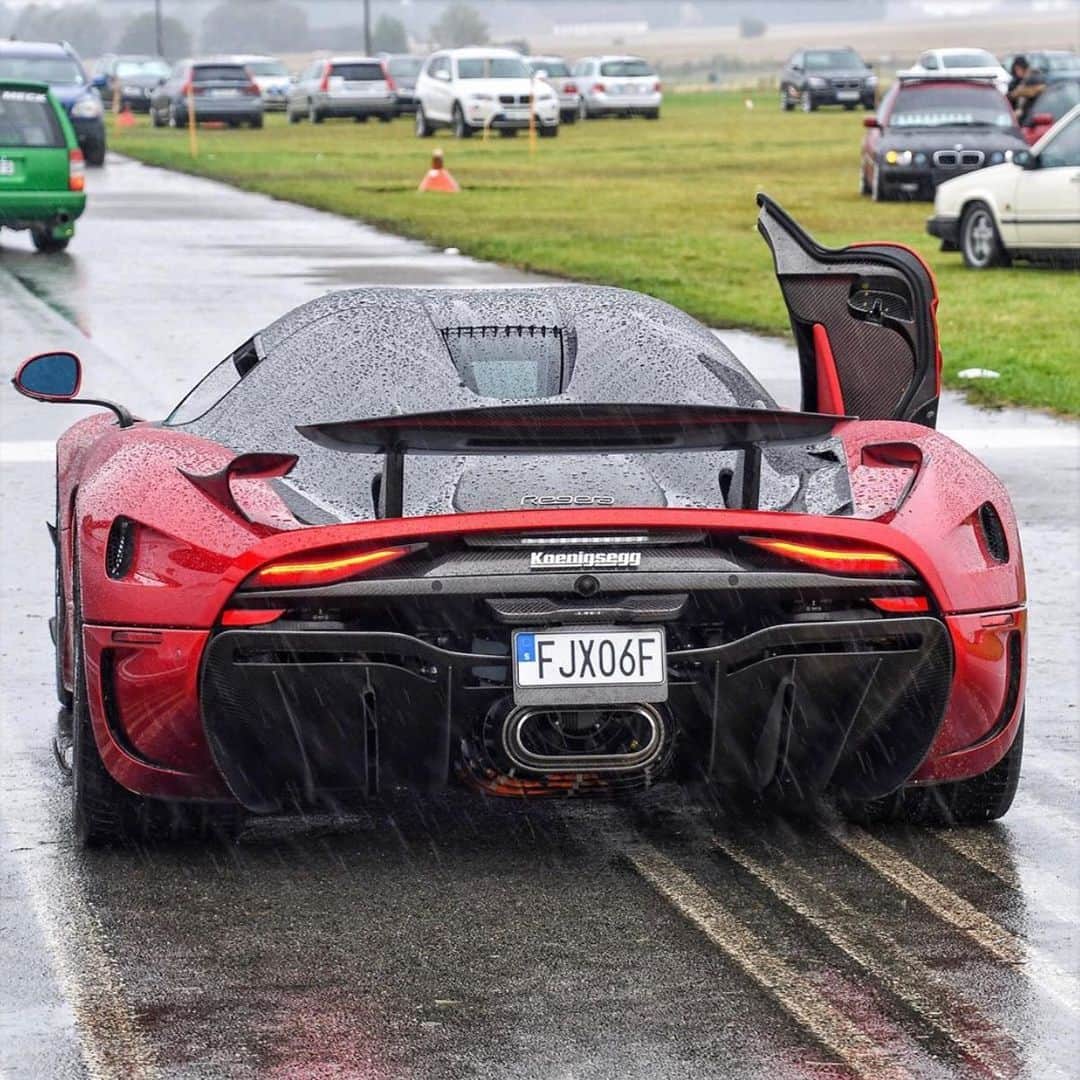 CarsWithoutLimitsさんのインスタグラム写真 - (CarsWithoutLimitsInstagram)「Salute from a Koenigsegg Regera 👺 Photo @theofficespotter  #carswithoutlimits #koenigsegg #regera #red」8月19日 22時53分 - carswithoutlimits