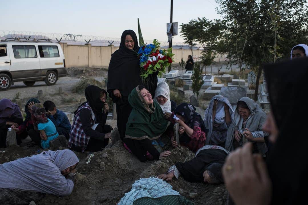 ルモンドさんのインスタグラム写真 - (ルモンドInstagram)「Peu après l’appel à la prière du matin, des femmes et les hommes endeuillés arrivent dans le cimetière de Ghala Kadoro, dans le sud-ouest de Kaboul. Ce lundi 19 août, dix-huit nouvelles tombes abritent des victimes de l’attentat-suicide survenu deux jours plus tôt contre une fête de mariage dans la capitale afghane.  Samedi 17 août, après dix jours d’accalmie dans la capitale afghane, un kamikaze s’est fait exploser dans la salle de mariage Shar Dubai, dans l’ouest de la capitale, faisant au moins 63 morts et 182 blessés. Cette attaque, la plus meurtrière depuis le début de l’année, a été perpétrée dans un quartier de la communauté chiite hazara. Cette minorité afghane, dont étaient issus les mariés, est la cible régulière des combattants sunnites de la branche afghane de l’organisation Etat islamique (EI), implantée dans le pays depuis 2015, et qui a revendiqué l’attentat. - Photo : Andrew Quilty #PourleMonde - #Kaboul #Afghanistan」8月19日 22時55分 - lemondefr