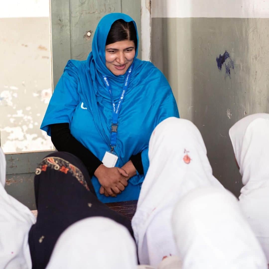 unicefさんのインスタグラム写真 - (unicefInstagram)「(3/4) During a visit to a girls school in Nangarhar, I asked a classroom of eager students what they wanted to be when they grew up. I felt emotional when they told me, “You”! I told them, “Why not. You have better opportunities than I had as a refugee. You live in your own country, have a nice school with good facilities and your education is free. Set your targets high and don’t give up. Hard times will make you stronger than before.” When I joined @unicefafghanistan's field office in 2015, I was the only national female staff member. This wasn’t a surprise to me, with the knowledge that I was the only girl in my university class to study maths and physics, and one of the few girls in my year to finish my secondary schooling. When systems and institutions are stacked against girls from the very beginning, opportunities for the development of female professional leaders dry up. I’m fortunate to have supportive parents and work within an organisation who have encouraged my development. I’ve lobbied for a greater gender balance within my department - which is now at an acceptable level. In the outside world, my commitment to furthering children’s rights and interpersonal skills gives me room for acceptance and respect. As I look out on a sea of hopeful faces during school visits like this, I’m certain that UNICEF’s support for girls’ education in Afghanistan is paving the way for a new generation of female leaders. © UNICEF/UN0309049/Kokic #WorldHumanitarianDay #WomenHumanitarians」8月19日 22時55分 - unicef
