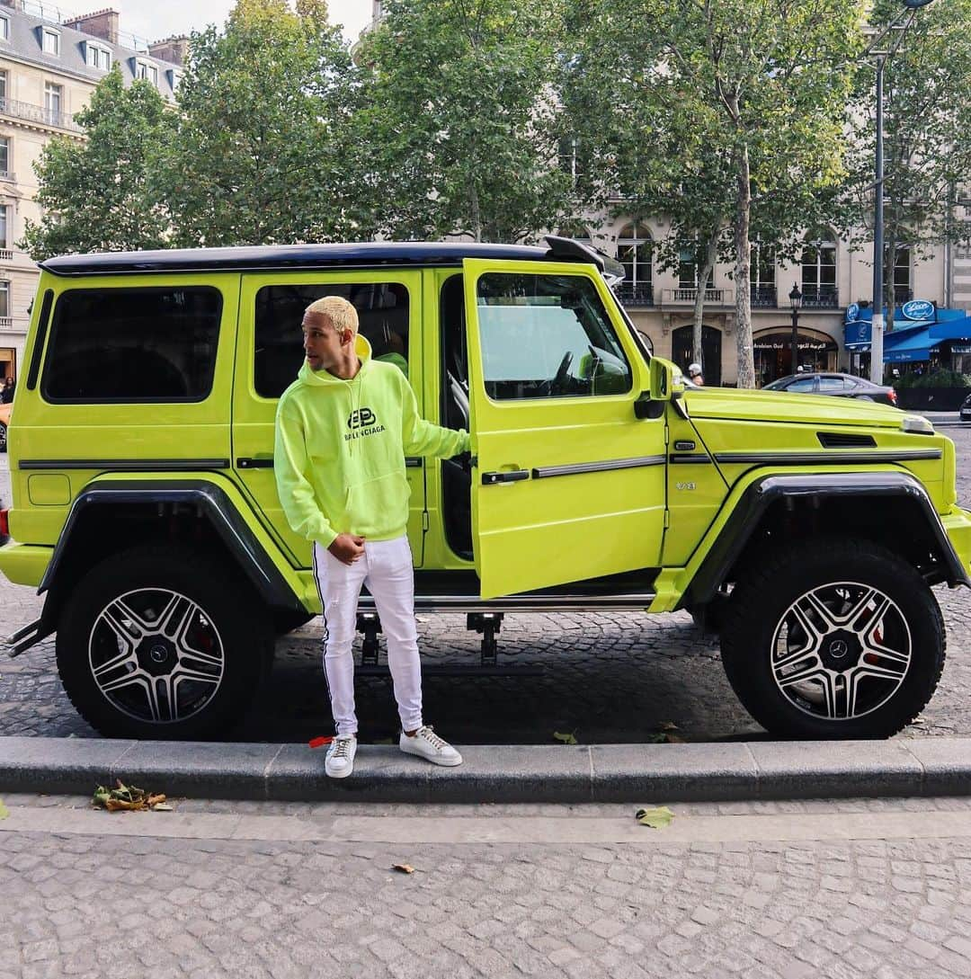 SIMON DESUEさんのインスタグラム写真 - (SIMON DESUEInstagram)「Paris treats me good🔫🇫🇷 Kurz Auto zum passendem Pulli rangeholt 😂 Feiert ihr den? #paris #champselysees」8月19日 22時56分 - simondesue