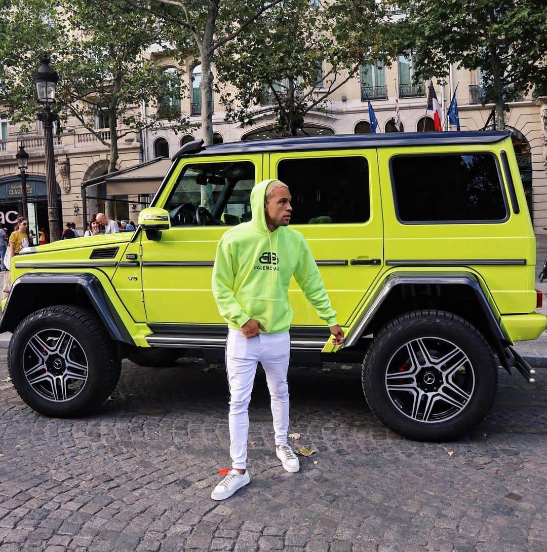 SIMON DESUEのインスタグラム：「Paris treats me good🔫🇫🇷 Kurz Auto zum passendem Pulli rangeholt 😂 Feiert ihr den? #paris #champselysees」