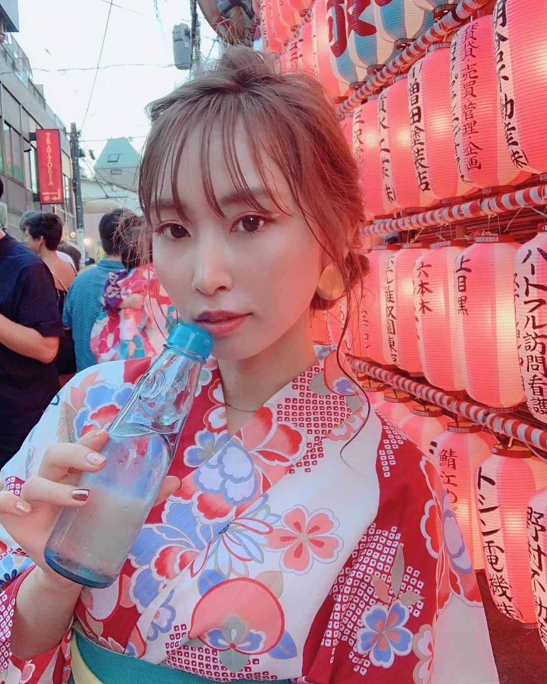 榊原伶奈のインスタグラム：「いつしかの週末の思い出🌈✨ . どんどん投稿しないと写真たまってるよ〜😇💦 #祭り #夏祭り #浴衣 #浴衣ヘア  #浴衣ヘアアレンジ #ヘアアレンジ #浴衣髪型 #中目黒祭り #中目黒」