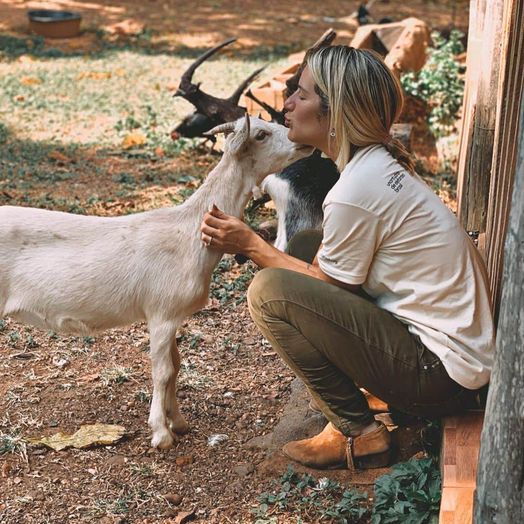 Giovanna Ewbankさんのインスタグラム写真 - (Giovanna EwbankInstagram)「Bom dia!!! 💕 Quero contar um pouquinho sobre a semana passada! Sempre tive verdadeira paixão pelos animais. Vcs já viram no canal como eu fico quando encontro um bicho. Toda babona! 😂 Estão vendo aí essa galinha taaaaao linda??? Ela que me adotou esses dias rsrsrs 💕 🐓 Fiquei apaixonada!!! Parecia uma gatinho atrás de mim pedindo carinho...😍🥰 Todo esse amor aos bichos me levou a refletir sobre o meu posicionamento como defensora dos animais e como consumidora. Decidi cortar o consumo de carne e tô nesse processo há 5 anos... E tem sido incrível. A cada dia aprendo e respeito mais os animais!!! Há alguns anos tirei toda carne vermelha, frango e, hoje, aos poucos, tô cortando o peixe da minha alimentação. Eu amo comida japonesa e isso tem sido um conflito pessoal, mas acredito que meu prazer não pode ser maior do que o meu amor pelos animais... Então sei que vou conseguir! 😍 Hoje é segunda e eu faço deste dia a #SegundaSemCarne aqui em casa! Um dia na semana para que todos experimentem novos sabores, saim da mesmice e ao mesmo tempo cuidem um pouquinho mais do planeta e da vida animal. Quero convidar vocês a fazer parte! É delicioso, saudável, faz bem pro corpinho e pro coração 🥰 Certeza que vocês também vão amar essa nova experiência!!! ♥️」8月19日 23時10分 - gioewbank