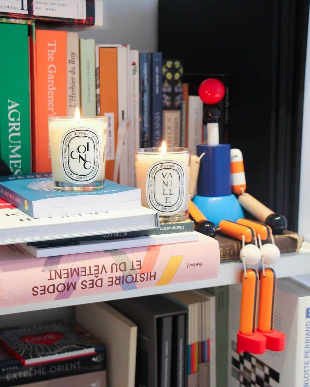 のインスタグラム：「“In between two worlds" is how diptyque's Marketing and Product Creation Director, Myriam Badault defines the sweet and smooth association of the candles, Coing and Vanille, evoking memories of Africa & Europe when lit together. #diptyque #scentpairing #coing #vanille」