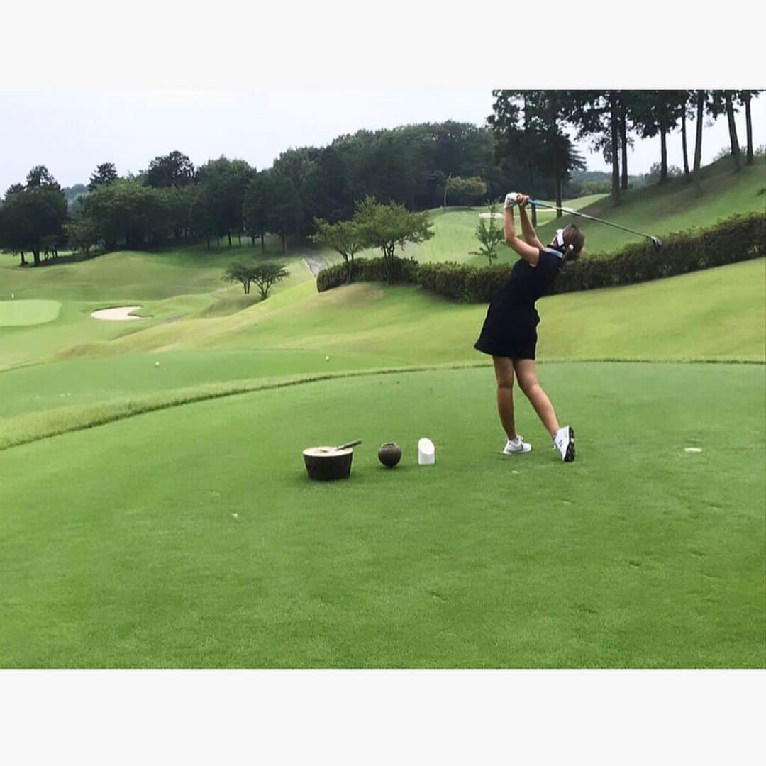 青木茉里奈さんのインスタグラム写真 - (青木茉里奈Instagram)「RAYSUM GOLF & SPA RESORT ⛳️ 第76回日本プロゴルフ選手権が開催された地元群馬県のトーナメントコース✨ ▫️Today→ practice→putting→round→practice→bath🛁秋間温泉あるばとろ湯(露天風呂有り)→Spa Green(私はオーガニックアロマオイルリンパマッサージ90分をしました🌱)→dinner 敷地内に隣接している綺麗なホテルでdinnerと、宿泊も出来ます🏨.:｡+ﾟコテージもあります♡今日は夜frenchを頂きました🍽🍷安中榛名駅に新幹線も停まるので、都心からも1時間で来れるので交通の便も良いので凄くお薦め✨練習もみっちり出来て、身体のメンテナンスも出来て、心身共に充実した一日でした(〃ω〃).:｡+ﾟありがとうございました✨  #golf #地元 #群馬県 #tournamentcourse #raysumgolfandsparesort #ありがとうございました #感謝 #✨」8月19日 23時12分 - marinaaoki28