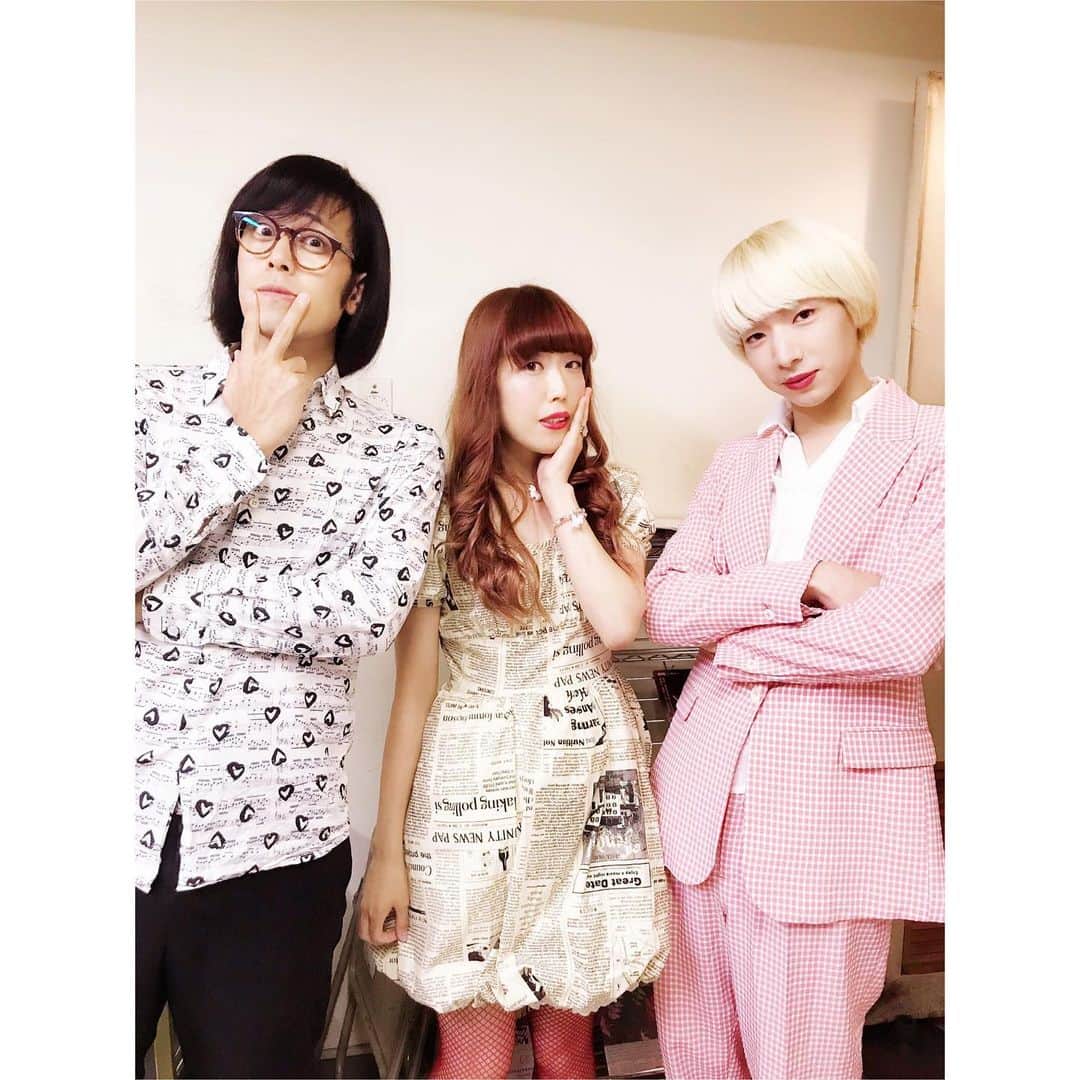 のインスタグラム：「🎞 殺人事件の映画なので、 新聞になろうかな…という発想で ペイデフェのワンピースを着ました🗞 . #松永天馬殺人事件 松永天馬さんの映画でもあり 冨手麻妙さんの映画でした。 面白かった…。 天馬さんのことを知ってから、 アーバンギャルドや松永天馬さんの曲を聴いたり 本を読んだりして、 今日映画館に足を運ぶに至るまで、 ぜんぶ映画の中に組み込まれていたようだなぁ、と思いながら観たけど、 本当に映画の中にいた。 本編(？)が終わって、 ゆっきゅんとのトークを聞いて(映画の構想話めっちゃ面白かった)、 映画館を出るまで… いや、新しい映画がもう始まっている気がした！ 始まってますよね？ . 『松永天馬殺人事件』は 8/23まで #池袋シネマロサ にてレイトショー📽 その場にいてはじめて成り立つ映画です… . . #キネマ蘭報 #映画 #池袋 #シネマロサ #松永天馬 #ゆっきゅん #アーバンギャルド #冨手麻妙 #cinema #movie #4diex #urbangarde」