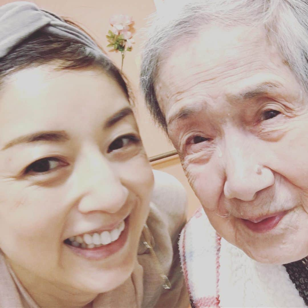 高岡早紀 さんのインスタグラム写真 - (高岡早紀 Instagram)「もうすぐ100歳になるおばあちゃん。 じゃんけんしたり、携帯アプリで遊んだり… もっともっと一緒に遊んでねっ」8月19日 23時15分 - saki_takaoka