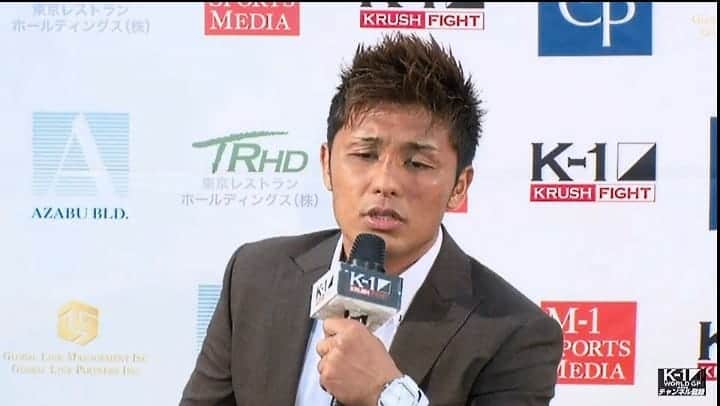 大沢文也のインスタグラム：「この前の記者会見の時。 写真を見てると険しい顔になり、笑った顔になり、イラッとした顔になり、なんだか情緒不安定だな(笑)  #記者会見 #インタビュー #スーツ #スーツ男子 #スーツスタイル #k1_wgp #k1 #krush #kickboxing #キックボクシング #情緒不安定 #喜怒哀楽」
