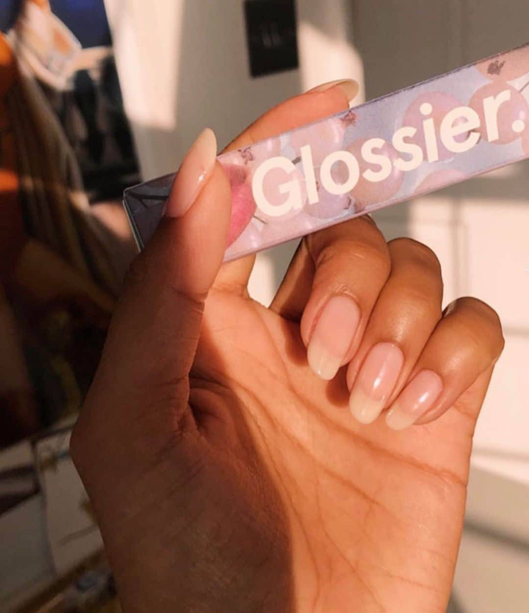 Glossierさんのインスタグラム写真 - (GlossierInstagram)「A hydrating and delicious lip balm with the perfect berry tint? Nailed it 💅 @laurenmichellepires」8月19日 23時18分 - glossier