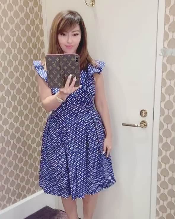 selfieneのインスタグラム：「#試着 の時は﻿ #客観的に 似合うか判断する為に﻿ 動画を撮る事が多い﻿ お腹が出て見えないか気にしてるww﻿ ﻿ #お買い物﻿ #katespade ﻿ #シンガポール﻿ ﻿ ﻿ 🌎男女共海外リッチライフを手に入れたい方は﻿ こちらからLINEに登録してね✈️﻿ ↓↓↓﻿ @marigram_uu_」
