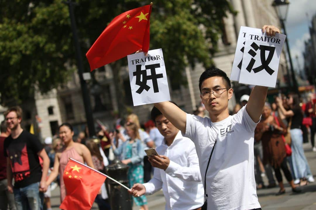 ルモンドさんのインスタグラム写真 - (ルモンドInstagram)「Des face-à-face entre des manifestants qui soutiennent le mouvement de protestation à Hongkong et des nationalistes chinois ont eu lieu simultanément à travers le monde, en particulier dans les villes où la diaspora chinoise est fortement présente. - 1 : A Londres un manifestant brandi une affiche accusant les manifestant pro-Hongkong de traîtres. Le 17 août. Isabel Infantes/AFP (@afpphoto) 2 : Des manifestants en faveur de la démocratie à Hongkong et des partisans de Pékin, à Paris, le 17 août. Geoffroy Van Der Hasselt/AFP 3 : Des partisans de Pékin, à New York, aux Etats-Unis, le 17 août. Don Emmert/AFP 4 : Des policiers tiennent à l’écart des manifestants Pro-Chinois lors d’une manifestation en soutient aux protestations à Hongkong, le 17 août à Vancouveur au Canada. Don MacKinnon/AFP 5 : Des manifestants en faveur de Pékin lors d’une manifestation en soutient aux protestations à Hongkong, le 17 août, à Sydney en Australie. - #Hongkong #Protests #China」8月19日 23時24分 - lemondefr