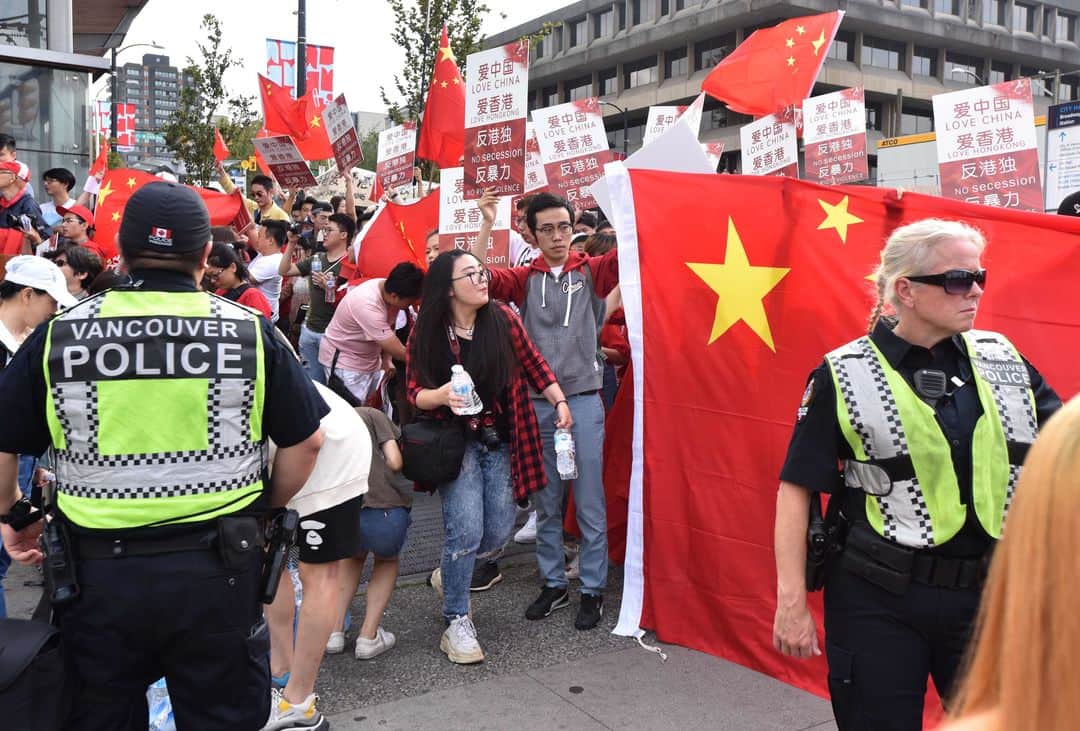ルモンドさんのインスタグラム写真 - (ルモンドInstagram)「Des face-à-face entre des manifestants qui soutiennent le mouvement de protestation à Hongkong et des nationalistes chinois ont eu lieu simultanément à travers le monde, en particulier dans les villes où la diaspora chinoise est fortement présente. - 1 : A Londres un manifestant brandi une affiche accusant les manifestant pro-Hongkong de traîtres. Le 17 août. Isabel Infantes/AFP (@afpphoto) 2 : Des manifestants en faveur de la démocratie à Hongkong et des partisans de Pékin, à Paris, le 17 août. Geoffroy Van Der Hasselt/AFP 3 : Des partisans de Pékin, à New York, aux Etats-Unis, le 17 août. Don Emmert/AFP 4 : Des policiers tiennent à l’écart des manifestants Pro-Chinois lors d’une manifestation en soutient aux protestations à Hongkong, le 17 août à Vancouveur au Canada. Don MacKinnon/AFP 5 : Des manifestants en faveur de Pékin lors d’une manifestation en soutient aux protestations à Hongkong, le 17 août, à Sydney en Australie. - #Hongkong #Protests #China」8月19日 23時24分 - lemondefr