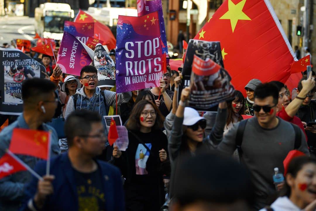 ルモンドさんのインスタグラム写真 - (ルモンドInstagram)「Des face-à-face entre des manifestants qui soutiennent le mouvement de protestation à Hongkong et des nationalistes chinois ont eu lieu simultanément à travers le monde, en particulier dans les villes où la diaspora chinoise est fortement présente. - 1 : A Londres un manifestant brandi une affiche accusant les manifestant pro-Hongkong de traîtres. Le 17 août. Isabel Infantes/AFP (@afpphoto) 2 : Des manifestants en faveur de la démocratie à Hongkong et des partisans de Pékin, à Paris, le 17 août. Geoffroy Van Der Hasselt/AFP 3 : Des partisans de Pékin, à New York, aux Etats-Unis, le 17 août. Don Emmert/AFP 4 : Des policiers tiennent à l’écart des manifestants Pro-Chinois lors d’une manifestation en soutient aux protestations à Hongkong, le 17 août à Vancouveur au Canada. Don MacKinnon/AFP 5 : Des manifestants en faveur de Pékin lors d’une manifestation en soutient aux protestations à Hongkong, le 17 août, à Sydney en Australie. - #Hongkong #Protests #China」8月19日 23時24分 - lemondefr