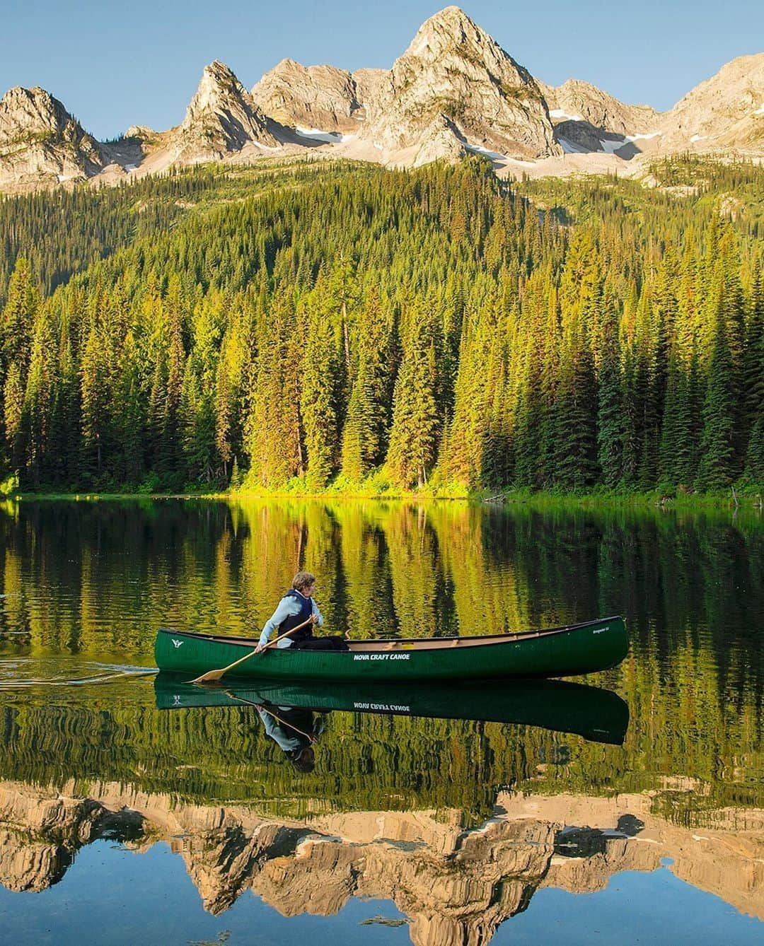 Explore Canadaさんのインスタグラム写真 - (Explore CanadaInstagram)「Step into a world of ancient cedar forests and breathtaking mountain vistas at the Island Lake Lodge (@islandlakelodge) in Fernie, British Columbia. After a peaceful morning paddle you can enjoy a locally sourced breakfast from their bistro’s sunny outdoor patio. Surround yourself with nature during a hike to stunning viewpoints or relax and unwind with some time at the on-site spa. Which would you choose? #ExploreCanada ⁠ ⁠ 📷: @mcphoto99⁠ 📍: @hellobc, @tourismfernie⁠ ⁠ #ExploreBC #FernieStoke ⁠」8月19日 23時30分 - explorecanada