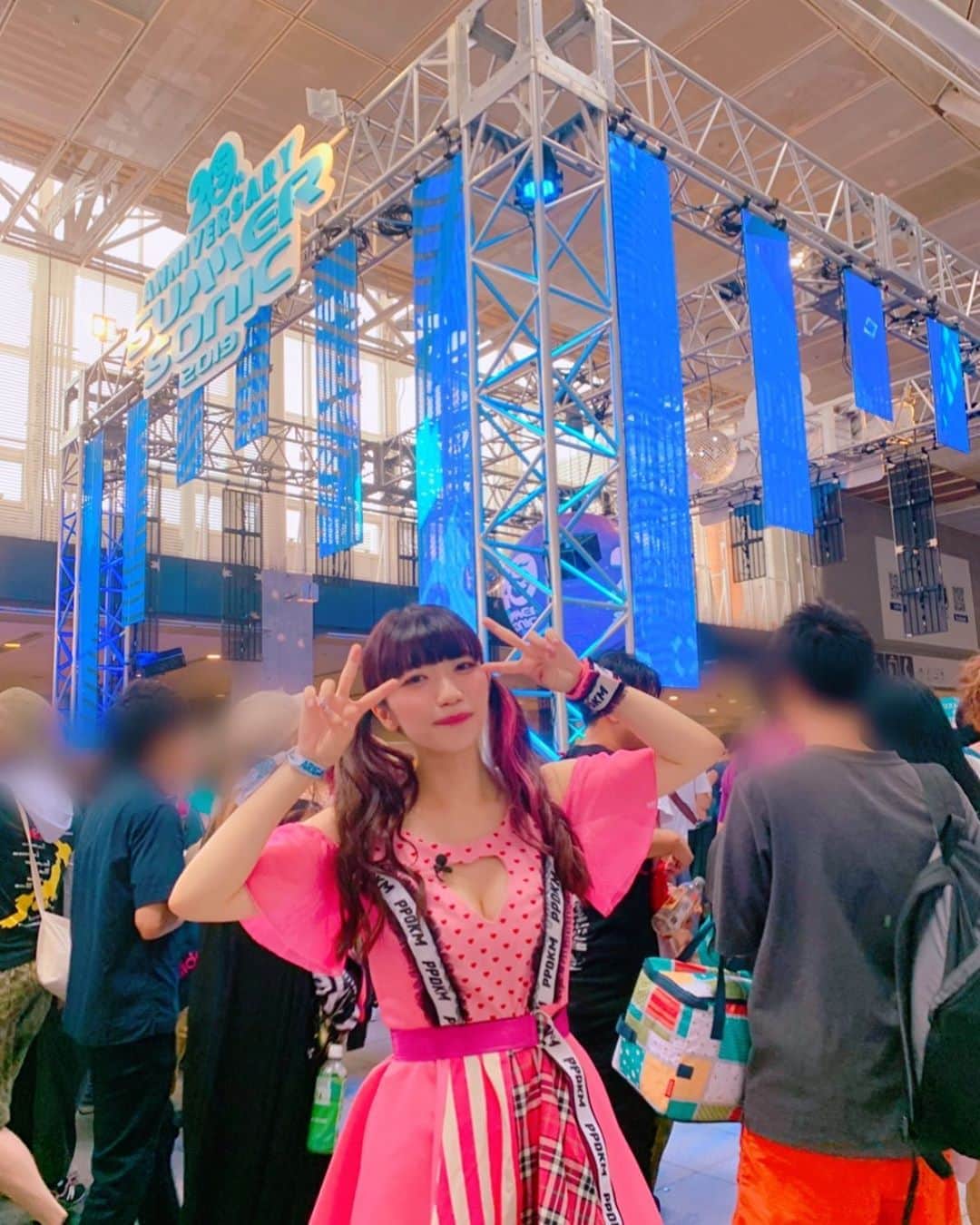 ぱいぱいでか美のインスタグラム：「今日はサマソニの余韻に浸りつつお仕事がんばってるよー！ このあとAbemaの生放送見てね！ ꙳ #summersonic2019 #summersonic #サマソニ #夏フェス #AbemaTV #月曜TheNIGHT #生放送 ꙳ 今日はTHE 1975さんとビッケブランカさんとKing Gnuさんを聴いて過ごしてた、、！ B'zさんはアルバムなんか買おうかな！やっぱベスト盤買うのが早いですかね？ そんな感じで余韻浸りながらの月曜でした。 んでまだお仕事終わってない！ このあと24時からAbemaTVで生放送です❤︎ ストーリーにURL貼ったよ！見てね！」