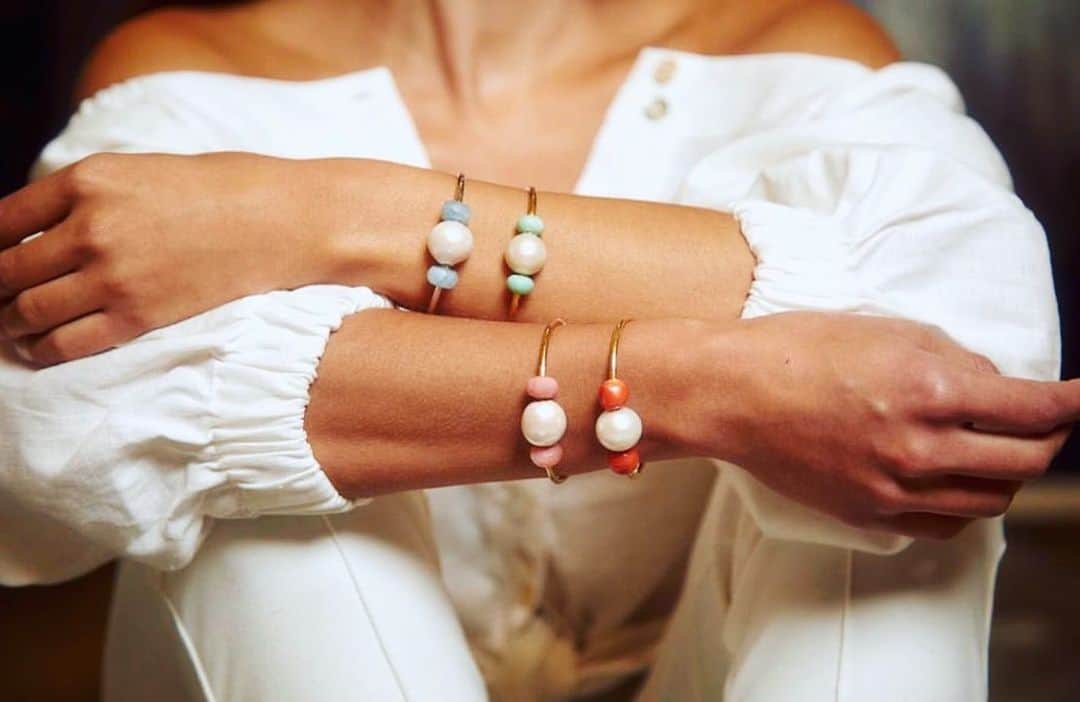 バウンキットさんのインスタグラム写真 - (バウンキットInstagram)「Happy Monday! These bangels are the perfect edition to any outfit. Available in various colors Via @mirosboutique ✨ . . . . . #jewelrydesign #jewelrydesigner #newyorkfashion #madeinusa #bounkit #bounkitnyc #shoponline #onlineboutique #handmadejewelry #newyork #showroom #interchangeablejewelry #bounkit #bounkitnyc #armcandy」8月19日 23時32分 - bounkitnyc