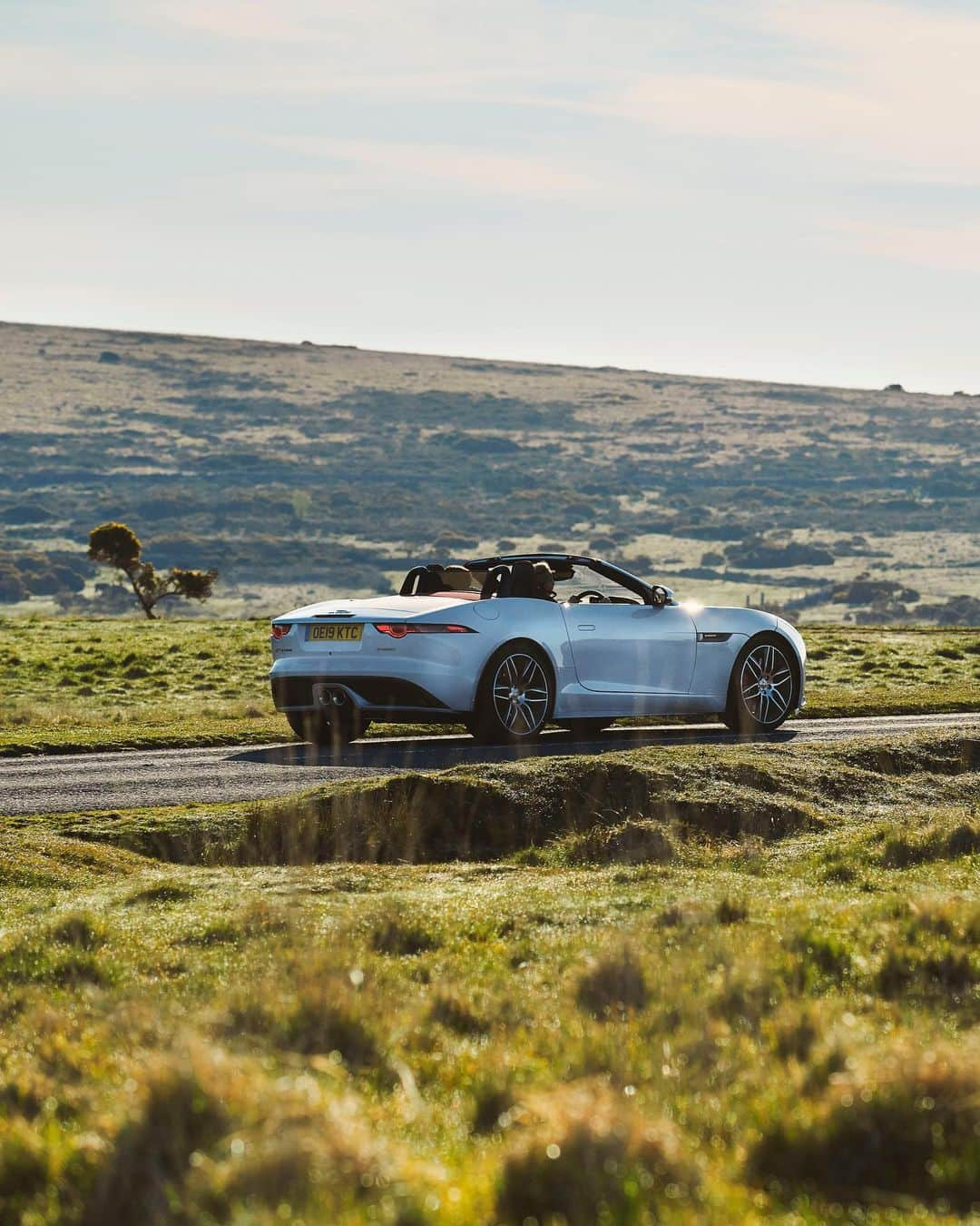 Jaguarさんのインスタグラム写真 - (JaguarInstagram)「It's beautiful out there.  #JaguarJourneys #Jaguar #FTYPE #Luxury #Premium #SportsCar #Convertible #CarsofInstagram #InstaCar #InstaDesign #England #UK」8月19日 23時33分 - jaguar