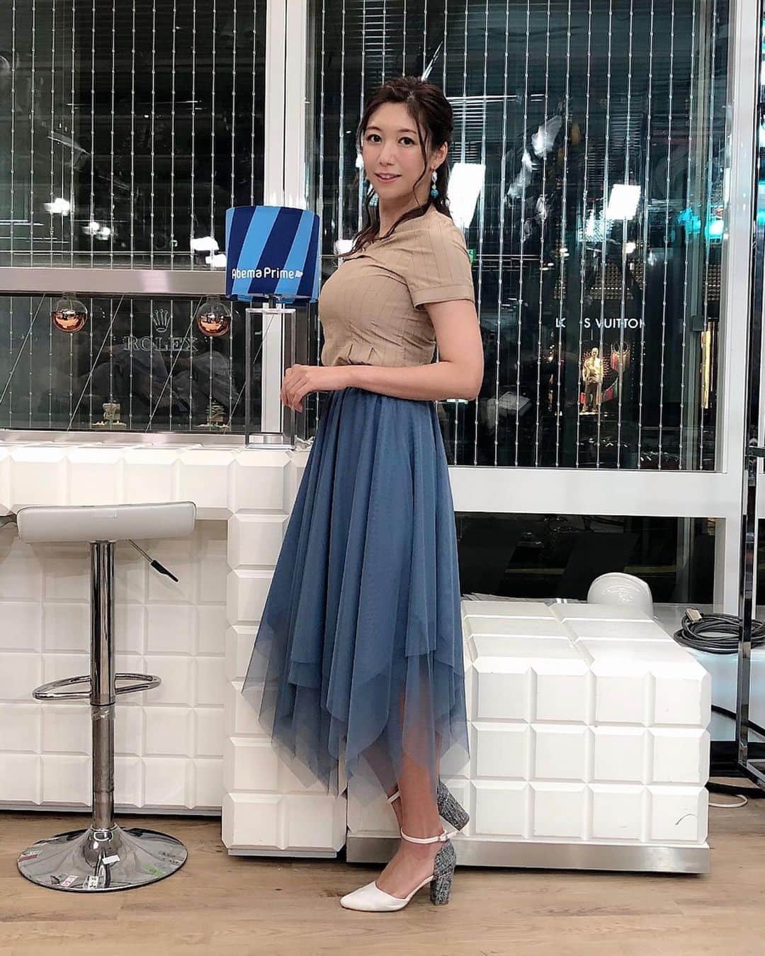 のインスタグラム：「明日の関東は北部は朝から、南部は午後は局地的に雷雨に☔️お出かけには雨具を。気温は今日より低くなるけど蒸し暑いです💦 👗お天気コーデ👗 雨に降られてもすぐ乾くチュール素材のスカートでコーデ♪  #アベプラ #abematv  #weather #weatherforecast #気象予報士 #穂川果音 #明日コレ着よコーデ #ファッション #ファッションコーデ #ファッションアイテム #fashion #fashionista #fashionable #fashionstyle #fashionlover #style  #outfits #coordinate #ootd #outfit #japanstyle #instastyle #instafashion  #ヘアアレンジ  #hair #hairstyle #hairarrange #ほかのん #雨の日コーデ」