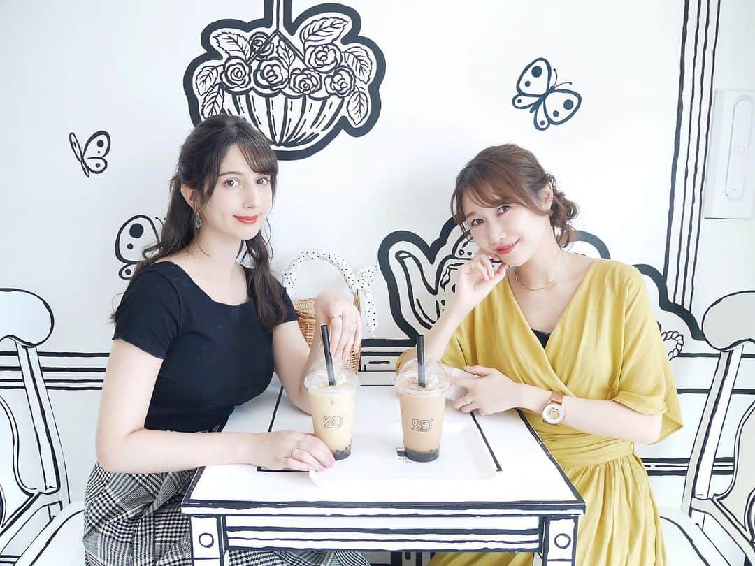 のインスタグラム：「. ミモちゃんと2Dカフェに行きました☕︎ . 私達は14時台に入って、その後15時にはほぼ満席🙂❗️ . 今日は、ランチに食べたUFOヤンニョムチキンで、少しパンチが強かったのか ２人ともぐったりして笑笑(私が食べたがった、ゴメン) .  このカフェのあっさりしたミルクティーでかなり心地良くなったので ２人で眠そうにして(お腹いっぱいで眠くなるタイプ) .  私は帰ってきて、お風呂に入って 仰向けになって目を瞑ったら寝てました😅 ベッドとかではなかったので、起きたら身体がガチゴチ笑笑(犬２匹が乗ってた🐶🐩) .  20時頃 うぐぐぐって言いながら自然に起きて、 がちごち+お腹冷えてお腹痛くなった  のを癒していたら 今の時間に... 何が言いたいかって 2Dカフェ居心地が良かったなあ お腹治って良かったなあ  残暑が厳しいので、皆様御自愛してなあ？🤗 ということです。 .  #2dカフェ#2dcafe#2d#tokyo#japan#cafe#カフェ#新大久保」