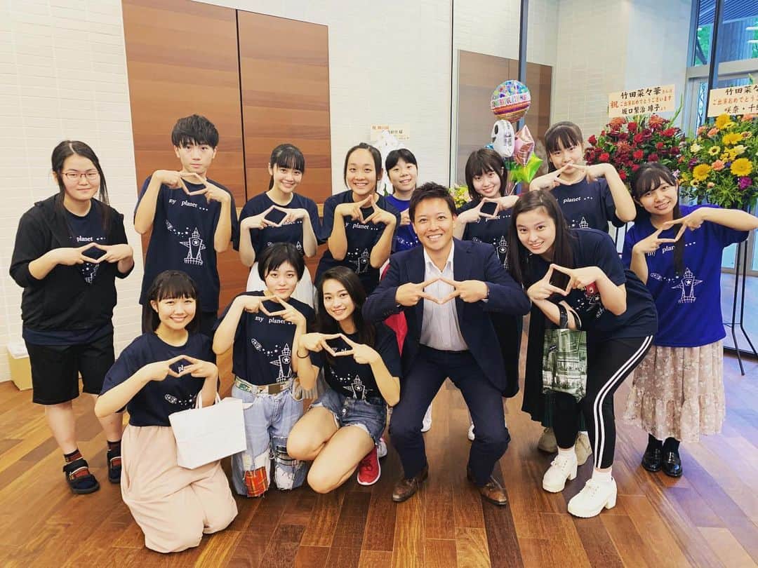 立田恭三のインスタグラム：「【高校生のパワー】  読売テレビ新社屋テンホールで公演が始まった「わたしの星」観に行きました〜！ 今回、出演者は全員が高校生！ 個性豊かな皆さんで、圧倒された...さすが高い倍率のオーディションを勝ち抜いてきた皆さんです、、 23日（金）までやってますよー！  あ、、あと応援アンバサダーに就任と以前、ここでもお伝えしましたが、「応援サポーター」の誤りでした笑  手作りのパンプレットに名前入れてくれてた...ありがとうございます。  #わたしの星  #高校生にもどった気分  #読売テレビ新社屋10hall  #いやすごかった  #演劇  #演劇部出身  #応援サポーター  #応援アンバサダーちゃうかった #恥ずかし」