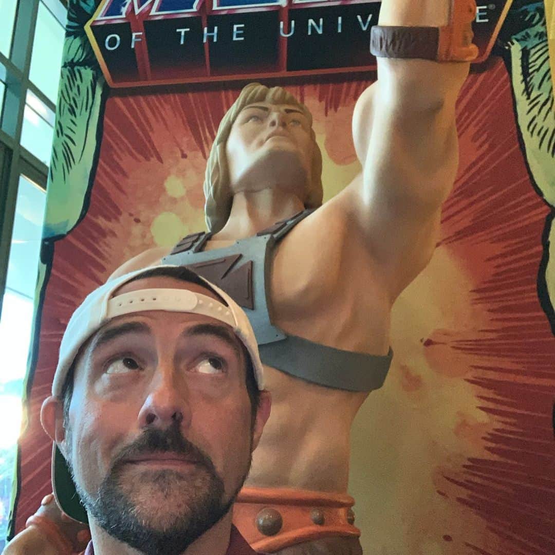 ケヴィン・スミスさんのインスタグラム写真 - (ケヴィン・スミスInstagram)「Yesterday at @thepowercon in Anaheim, we announced a @masters anime series that we’re making with @mattel and @powerhousecreative for @netflix! We surprised the panel in attendance with the news and, by the Power of Grayskull, it went over huge! This is the secret project marvelous @marcbernardin and I have teased on #fatmanbeyond for the last few months: a continuation of the classic era #motu, featuring all the Eternians you love and hate: He-Man, Skeletor, Teela, Man-at-Arms, Orko, Cringer, Evil-Lyn, Randor, Marlena and more! To be entrusted with this rich mythology is a gift, so the writers and I treat it as such. Along with me and Marc, @supergirlcw writer rock star @etcarrasco is on board, as is @quesadiya (who we snagged from the #magicthegathering animated series), and #reignofthesupermen super scribe @ilovetimsheridan! Rob (author of the Eternity War) and Melanie at #mattel have been incredible partners in crafting an epic tale of the final battle between the defenders of Grayskull and the forces of Snake Mountain! Many thanks to colorist and Con creator @jamesvalstaples and the fine folks at the #powercon for letting us summon the Power there! But the big thanks go to @animateted, a lifelong He-Man fan who made this his passion project! Most execs give notes on drafts handed in, but Netflix Teddy was WITH us in the Writer’s Room, dropping legit fire ideas for Revelation because he is a fan of the franchise, first and foremost. We never have to explain our weird, wonderful world to some stodgy suit who hasn’t heard of Hordak because Ted’s forgotten more about the #mastersoftheuniverse than some of us will ever know (luckily, we have He-Man.org as an astonishingly accurate research index)! I’m Eternia-ly grateful to Mattel and Netflix for entrusting me with not only the secrets of Grayskull, but also their entire Universe! I realize I have the Power now, so I promise: I won’t Orko this! Too soon to share any story details, but I can let slip with a smelly spoiler: Stinkor is in play! #KevinSmith #mattel #netflix #powerhouseanimation #heman #skeletor #stinkor #anime #mastersoftheuniverserevelation」8月19日 23時41分 - thatkevinsmith