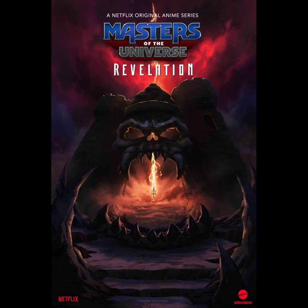 ケヴィン・スミスのインスタグラム：「Yesterday at @thepowercon in Anaheim, we announced a @masters anime series that we’re making with @mattel and @powerhousecreative for @netflix! We surprised the panel in attendance with the news and, by the Power of Grayskull, it went over huge! This is the secret project marvelous @marcbernardin and I have teased on #fatmanbeyond for the last few months: a continuation of the classic era #motu, featuring all the Eternians you love and hate: He-Man, Skeletor, Teela, Man-at-Arms, Orko, Cringer, Evil-Lyn, Randor, Marlena and more! To be entrusted with this rich mythology is a gift, so the writers and I treat it as such. Along with me and Marc, @supergirlcw writer rock star @etcarrasco is on board, as is @quesadiya (who we snagged from the #magicthegathering animated series), and #reignofthesupermen super scribe @ilovetimsheridan! Rob (author of the Eternity War) and Melanie at #mattel have been incredible partners in crafting an epic tale of the final battle between the defenders of Grayskull and the forces of Snake Mountain! Many thanks to colorist and Con creator @jamesvalstaples and the fine folks at the #powercon for letting us summon the Power there! But the big thanks go to @animateted, a lifelong He-Man fan who made this his passion project! Most execs give notes on drafts handed in, but Netflix Teddy was WITH us in the Writer’s Room, dropping legit fire ideas for Revelation because he is a fan of the franchise, first and foremost. We never have to explain our weird, wonderful world to some stodgy suit who hasn’t heard of Hordak because Ted’s forgotten more about the #mastersoftheuniverse than some of us will ever know (luckily, we have He-Man.org as an astonishingly accurate research index)! I’m Eternia-ly grateful to Mattel and Netflix for entrusting me with not only the secrets of Grayskull, but also their entire Universe! I realize I have the Power now, so I promise: I won’t Orko this! Too soon to share any story details, but I can let slip with a smelly spoiler: Stinkor is in play! #KevinSmith #mattel #netflix #powerhouseanimation #heman #skeletor #stinkor #anime #mastersoftheuniverserevelation」
