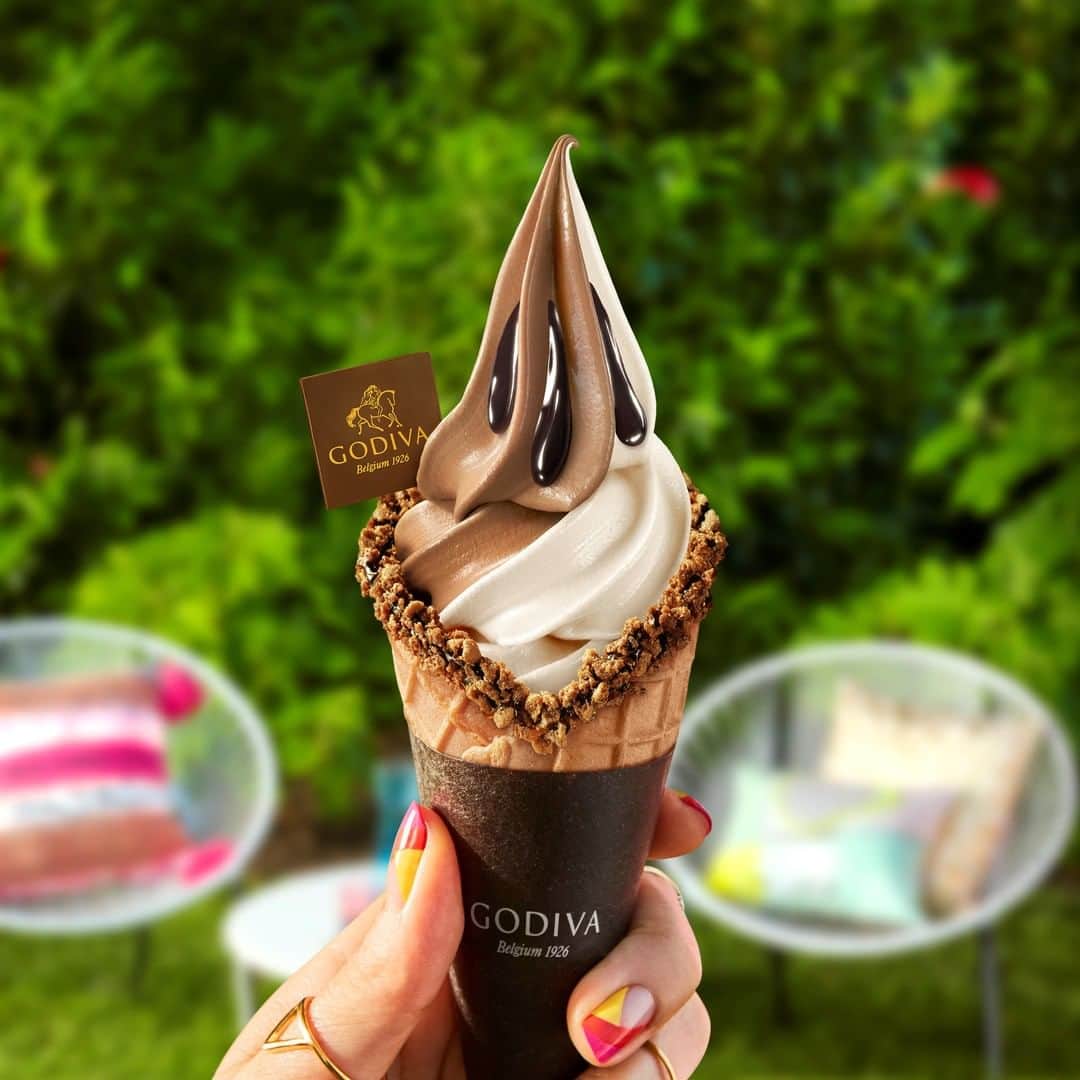 GODIVAさんのインスタグラム写真 - (GODIVAInstagram)「We’ve got a frozen, sweet, nutty, crunchy cone with your name on it at GODIVA Boutiques and Cafés. Come in and celebrate #NationalSoftServeDay with us! 🍦」8月19日 23時53分 - godiva