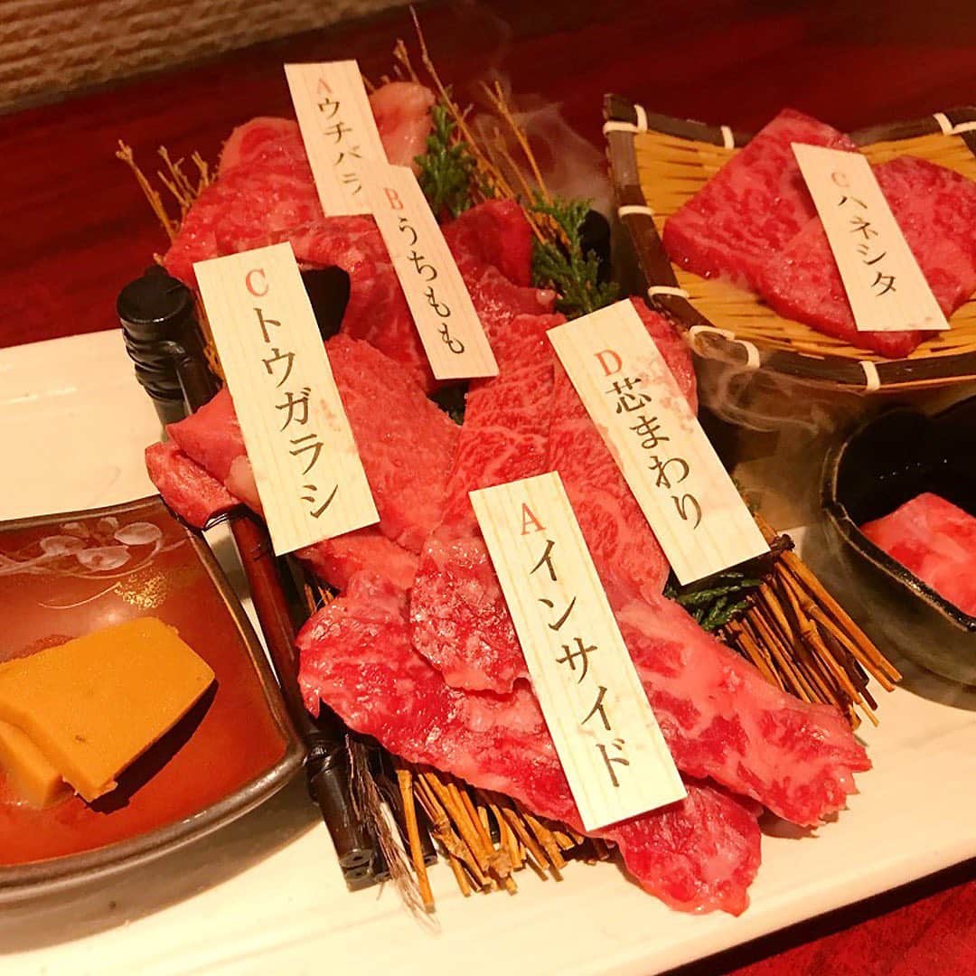 東京カレンダーさんのインスタグラム写真 - (東京カレンダーInstagram)「インスタにあげたお肉、見せてください！グルメ美女のとっておきのお肉② . 1】@writer_non_tamtam_official /Noriko Tamura・田村宜子 『代官山 焼肉かねこ』 「〆切り明けなど、仕事で死ぬほど疲れた日ほど、体がお肉を欲します。こちらも無性に食べたい衝動を抑えられず来訪。  ひと皿目はお任せ盛りのみオーダー可。色々な部位があり優柔不断な私にも最適。駅から距離がある知る人ぞ知る雰囲気で、焼肉デートにもおすすめ」 | ■店舗概要  住所：渋谷区猿楽町17-17 1F  TEL：03-6415-4129 . 2】@honoka_inoue /井上 ほのか 『『神楽坂 翔山亭 神楽坂本館』 「焼肉なのに外観からして高級料亭のような雰囲気で、行く度にワクワクします。  忘れられないのは和牛の盛り合わせ。希少部位の連打に大興奮＆大満足！シャトーブリアンや和牛握りも火入れが絶妙で美味でした。デートや接待にもおすすめ」 | ■店舗概要  住所：新宿区神楽坂3-1 クレール神楽坂Ⅲ 3F  TEL：03-3513-5899 . 3】@yoko_gourmet_tokyo /肉食系OL《東京グルメ》 『うしごろバンビーナ 銀座店』 「極上生タンの香ばしさと柔らかさに悶絶しつつ、タレ系赤身でガツンとパワーをもらう。これがここでの必勝パターン。  銀座店は大人っぽい雰囲気が素敵で、焼肉デートで利用している人もよく見かけます。いつもより贅沢な気分に浸れるのも好きなところ」 | ■店舗概要  住所：中央区銀座5-6-13 西五番街ビル 3F  TEL：03-3573-4129 . 4】@naraami /ami nara 『焼肉 東銀座 新進気鋭』 「オープンしたばかりの会員制焼肉のお店ですが、グルメ仲間に誘われ幸運にも行くことができました。厚切りタン、仙台牛のロースに感動！  隣接する『LIT STEAK HOUSE GINZA』に通うと会員権を手にするチャンスがあるとか。そうまでする価値はあると思います！私は月1で通う予定」 | ■店舗概要  住所・TEL：非公開（完全予約制） . 5】@kaori.omura /大村香織 『旅亭 まんぷく 六本木ヒルズ店』 「元気をつけたいときは必ず焼肉。ここは六本木ヒルズ内にあり、女子同士で訪れても浮かないおしゃれな雰囲気が好き。  いつもコースで少しずつ色んな種類のお肉をいただきます。お土産でもらえるお弁当は、翌朝食べるのが楽しみ」 | ■店舗概要  住所：港区六本木6-10-1 六本木ヒルズ ヒルサイド B1F  TEL：03-5414-5329 . 6】@mio_omodaka /Mio Omodaka 『生粋』 「南青山『よろにく』の流れをくむ店で、2014年のオープン時から定期的に訪問。お肉のいろんな味わいを楽しめるバランスのいいコースが魅力です。  最後はお腹いっぱい大満足……なのに、〆のほうじ茶かき氷が絶品すぎて不思議とするり。隠れた逸品です」 | ■店舗概要  住所：千代田区外神田6-14-7 2F  TEL：03-5817-8929 【by東カレ編集部】 . #東京カレンダー #東カレ #東カレグルメ #東京グルメ #都内グルメ #tokyocalendar #肉 #肉好き #肉食女子 #焼肉 #ステーキ #foodie #yakiniku #tokyofood #wagyu #東カレを知らない若者に広めたい」8月19日 23時48分 - tokyocalendar