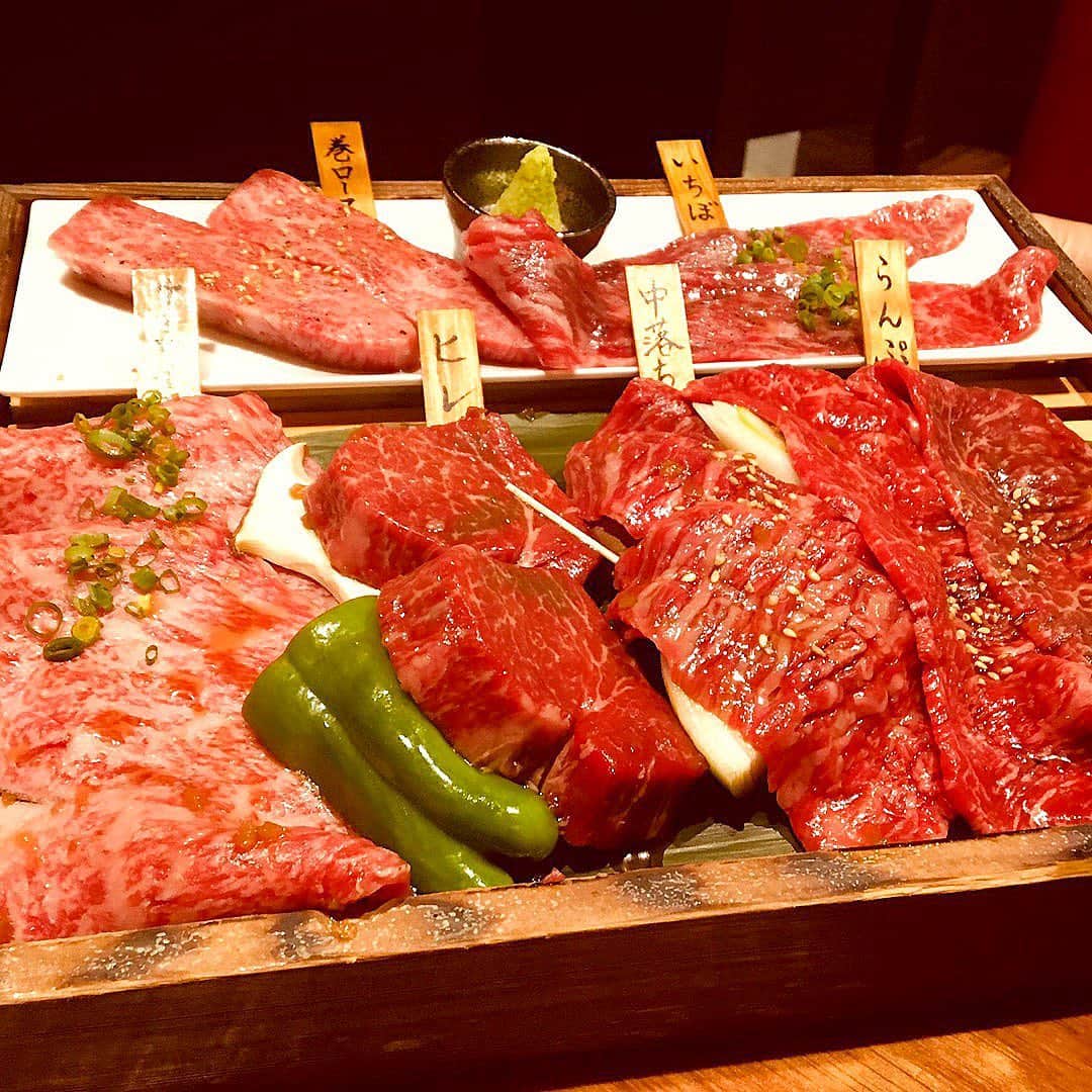 東京カレンダーさんのインスタグラム写真 - (東京カレンダーInstagram)「インスタにあげたお肉、見せてください！グルメ美女のとっておきのお肉② . 1】@writer_non_tamtam_official /Noriko Tamura・田村宜子 『代官山 焼肉かねこ』 「〆切り明けなど、仕事で死ぬほど疲れた日ほど、体がお肉を欲します。こちらも無性に食べたい衝動を抑えられず来訪。  ひと皿目はお任せ盛りのみオーダー可。色々な部位があり優柔不断な私にも最適。駅から距離がある知る人ぞ知る雰囲気で、焼肉デートにもおすすめ」 | ■店舗概要  住所：渋谷区猿楽町17-17 1F  TEL：03-6415-4129 . 2】@honoka_inoue /井上 ほのか 『『神楽坂 翔山亭 神楽坂本館』 「焼肉なのに外観からして高級料亭のような雰囲気で、行く度にワクワクします。  忘れられないのは和牛の盛り合わせ。希少部位の連打に大興奮＆大満足！シャトーブリアンや和牛握りも火入れが絶妙で美味でした。デートや接待にもおすすめ」 | ■店舗概要  住所：新宿区神楽坂3-1 クレール神楽坂Ⅲ 3F  TEL：03-3513-5899 . 3】@yoko_gourmet_tokyo /肉食系OL《東京グルメ》 『うしごろバンビーナ 銀座店』 「極上生タンの香ばしさと柔らかさに悶絶しつつ、タレ系赤身でガツンとパワーをもらう。これがここでの必勝パターン。  銀座店は大人っぽい雰囲気が素敵で、焼肉デートで利用している人もよく見かけます。いつもより贅沢な気分に浸れるのも好きなところ」 | ■店舗概要  住所：中央区銀座5-6-13 西五番街ビル 3F  TEL：03-3573-4129 . 4】@naraami /ami nara 『焼肉 東銀座 新進気鋭』 「オープンしたばかりの会員制焼肉のお店ですが、グルメ仲間に誘われ幸運にも行くことができました。厚切りタン、仙台牛のロースに感動！  隣接する『LIT STEAK HOUSE GINZA』に通うと会員権を手にするチャンスがあるとか。そうまでする価値はあると思います！私は月1で通う予定」 | ■店舗概要  住所・TEL：非公開（完全予約制） . 5】@kaori.omura /大村香織 『旅亭 まんぷく 六本木ヒルズ店』 「元気をつけたいときは必ず焼肉。ここは六本木ヒルズ内にあり、女子同士で訪れても浮かないおしゃれな雰囲気が好き。  いつもコースで少しずつ色んな種類のお肉をいただきます。お土産でもらえるお弁当は、翌朝食べるのが楽しみ」 | ■店舗概要  住所：港区六本木6-10-1 六本木ヒルズ ヒルサイド B1F  TEL：03-5414-5329 . 6】@mio_omodaka /Mio Omodaka 『生粋』 「南青山『よろにく』の流れをくむ店で、2014年のオープン時から定期的に訪問。お肉のいろんな味わいを楽しめるバランスのいいコースが魅力です。  最後はお腹いっぱい大満足……なのに、〆のほうじ茶かき氷が絶品すぎて不思議とするり。隠れた逸品です」 | ■店舗概要  住所：千代田区外神田6-14-7 2F  TEL：03-5817-8929 【by東カレ編集部】 . #東京カレンダー #東カレ #東カレグルメ #東京グルメ #都内グルメ #tokyocalendar #肉 #肉好き #肉食女子 #焼肉 #ステーキ #foodie #yakiniku #tokyofood #wagyu #東カレを知らない若者に広めたい」8月19日 23時48分 - tokyocalendar