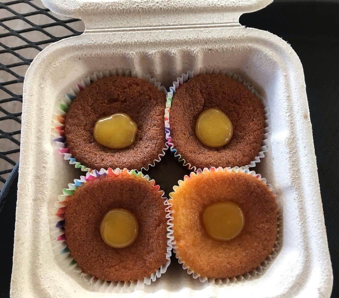 ニア・ヴァルダロスさんのインスタグラム写真 - (ニア・ヴァルダロスInstagram)「Four-eyes of happiness aka these gluten-free muffins from @kahukufarms in Hawaii. #breakfast #tasty #fresh #happy」8月19日 23時48分 - niavardalos