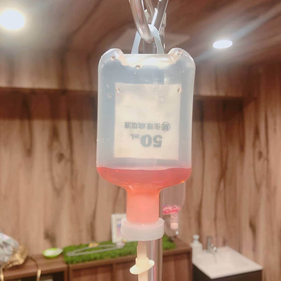 中島彩さんのインスタグラム写真 - (中島彩Instagram)「美容クリニックでメンテナンスday❤️ いつも@81clinic でお世話になっています😘 初めてのハイフと血液クレンジング✨ ハイフは頬と顎下を..❤️切らないリフトアップで、今まで届かなかった深層までアプローチできるので、コラーゲン生成だけでなく、ハイフのエネルギーを直接的に届けられるので、皮膚や皮下組織の引き締めも可能‼️小顔効果に期待が高まります😍 直後から引き上がったのを感じられて感動しましたが、1～3ヶ月かけてさらに引き締まっていくそうなので楽しみ❤️ 血液クレンジングと一緒に、子供たちとのお外遊び続きで日焼けも気になるので、美白点滴も✨併用することで、より効果がアップするそう❤️終わった直後から確実に顔のトーンはアップ💕効果をすぐに感じられるのは嬉しい😍 シミやしわを増やさないためにも、予防はしっかりしたいところ💕 最後はレーザートーニングと高濃度マスク❤️ クリニックでプロのお手入れをフルでできて気分も上がりました💕アラフォーになって、ますます頑張りたいエイジングケア✨セルフケアも引き続き頑張らなきゃ❗  #美容クリニック　#81clinic　#ハイフ　 #HIHU #アンチエイジング #エイジングケア　#血液クレンジング　#美白点滴　#レーザートーニング 　#美白ケア #肝斑」8月19日 23時49分 - aya.n.aya