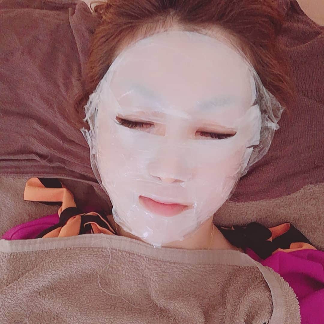 中島彩さんのインスタグラム写真 - (中島彩Instagram)「美容クリニックでメンテナンスday❤️ いつも@81clinic でお世話になっています😘 初めてのハイフと血液クレンジング✨ ハイフは頬と顎下を..❤️切らないリフトアップで、今まで届かなかった深層までアプローチできるので、コラーゲン生成だけでなく、ハイフのエネルギーを直接的に届けられるので、皮膚や皮下組織の引き締めも可能‼️小顔効果に期待が高まります😍 直後から引き上がったのを感じられて感動しましたが、1～3ヶ月かけてさらに引き締まっていくそうなので楽しみ❤️ 血液クレンジングと一緒に、子供たちとのお外遊び続きで日焼けも気になるので、美白点滴も✨併用することで、より効果がアップするそう❤️終わった直後から確実に顔のトーンはアップ💕効果をすぐに感じられるのは嬉しい😍 シミやしわを増やさないためにも、予防はしっかりしたいところ💕 最後はレーザートーニングと高濃度マスク❤️ クリニックでプロのお手入れをフルでできて気分も上がりました💕アラフォーになって、ますます頑張りたいエイジングケア✨セルフケアも引き続き頑張らなきゃ❗  #美容クリニック　#81clinic　#ハイフ　 #HIHU #アンチエイジング #エイジングケア　#血液クレンジング　#美白点滴　#レーザートーニング 　#美白ケア #肝斑」8月19日 23時49分 - aya.n.aya