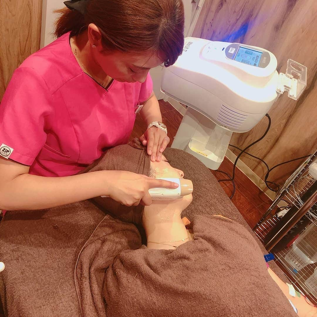 中島彩さんのインスタグラム写真 - (中島彩Instagram)「美容クリニックでメンテナンスday❤️ いつも@81clinic でお世話になっています😘 初めてのハイフと血液クレンジング✨ ハイフは頬と顎下を..❤️切らないリフトアップで、今まで届かなかった深層までアプローチできるので、コラーゲン生成だけでなく、ハイフのエネルギーを直接的に届けられるので、皮膚や皮下組織の引き締めも可能‼️小顔効果に期待が高まります😍 直後から引き上がったのを感じられて感動しましたが、1～3ヶ月かけてさらに引き締まっていくそうなので楽しみ❤️ 血液クレンジングと一緒に、子供たちとのお外遊び続きで日焼けも気になるので、美白点滴も✨併用することで、より効果がアップするそう❤️終わった直後から確実に顔のトーンはアップ💕効果をすぐに感じられるのは嬉しい😍 シミやしわを増やさないためにも、予防はしっかりしたいところ💕 最後はレーザートーニングと高濃度マスク❤️ クリニックでプロのお手入れをフルでできて気分も上がりました💕アラフォーになって、ますます頑張りたいエイジングケア✨セルフケアも引き続き頑張らなきゃ❗  #美容クリニック　#81clinic　#ハイフ　 #HIHU #アンチエイジング #エイジングケア　#血液クレンジング　#美白点滴　#レーザートーニング 　#美白ケア #肝斑」8月19日 23時49分 - aya.n.aya