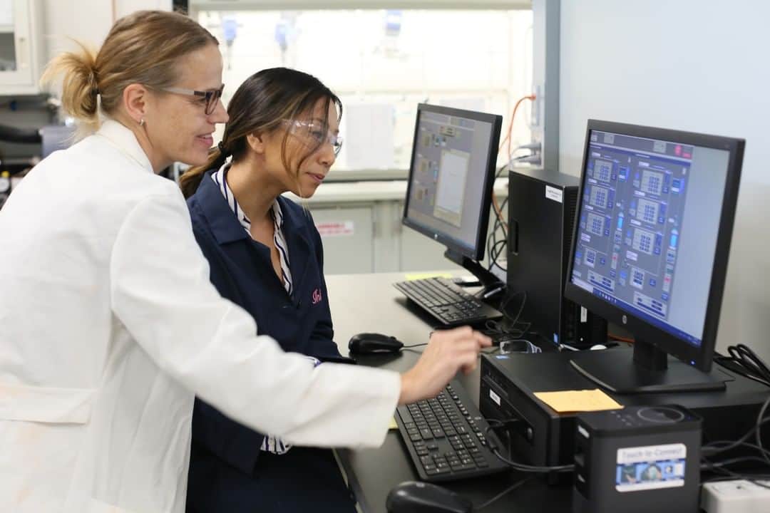 HP（ヒューレット・パッカード）のインスタグラム：「Meet an amazing woman in tech: HP chemist Silke Courtenay. Learn about her remarkable career, the 17 patents she holds, and why tech companies hire chemists, not just engineers. [link in bio] #STEM #womenintech #chemist」