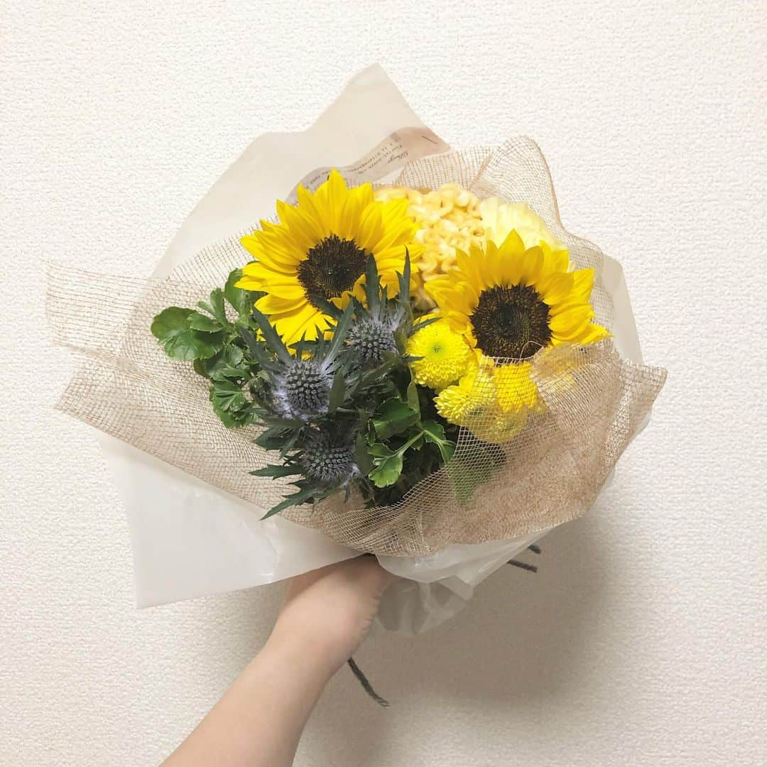 瀧本芹奈さんのインスタグラム写真 - (瀧本芹奈Instagram)「◡̈❤︎ . 職場が変わって、 更にお客様に支えられてると実感。 . 「 おめでとう 」って 「 いつもありがとう 」って 「 これからもずっとお願いします 」って 本当に一生分ぐらいの嬉しい言葉、 やり甲斐ある言葉もらった気がします！ . . . こちらこそ、付いてきてくださって ありがとう御座います！！ そして、皆様これからも宜しくお願いします！ . . 本当に移動するにあたって、 かなりの方が応援してくださって もっともっと向上しないとって 私が皆様の背景にいつまでも いられるように私も向上して、 SERINAにずっと担当してもらってるって 自慢できるような存在になれるように、 もっともっともっともっと成長します🔥 . . . 本当にお客様ひとりひとりが好きで、 そのひとりひとりに支えられていて、 本当に最近楽しすぎて、 逆に怖すぎます😢 . . . まだまだついてきてください♡ . . . . #私もお花をサラッと渡せる人間になろう #プロポーズはトラックいっぱいのお花がいい #お花のある生活 #お花って嬉しい #お花って素敵 #ありがとうございます #向日葵似合うって言われるの嬉しいかも  #向日葵」8月19日 23時51分 - serina_takimoto