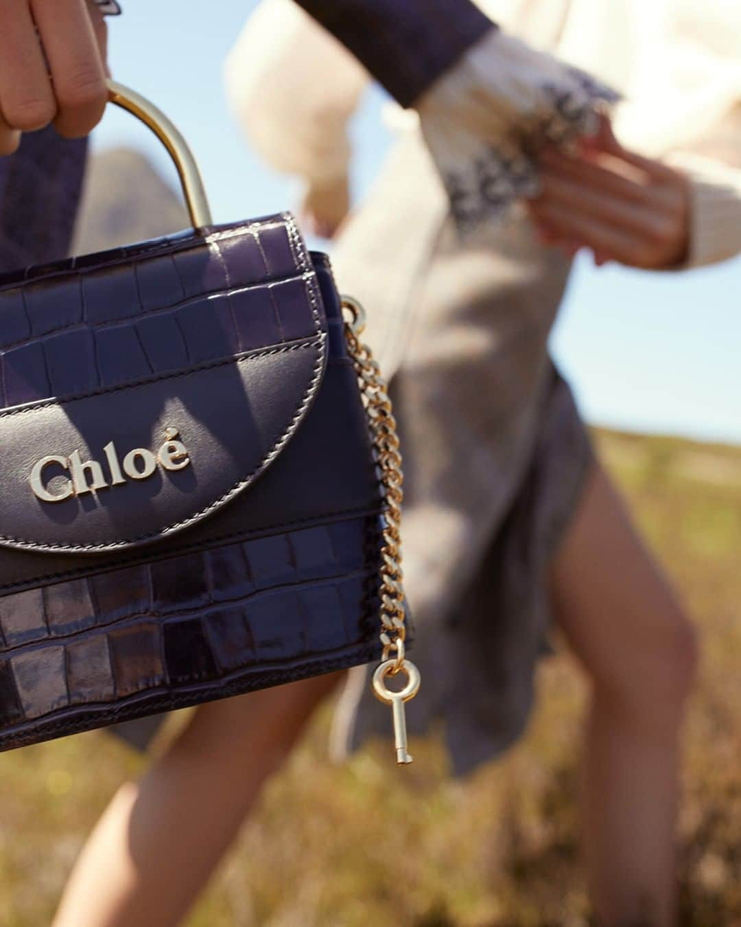 Chloéさんのインスタグラム写真 - (ChloéInstagram)「With its chain and key charm details, the new #chloe Aby Lock bag is a lock to love  Available now in boutiques and on chloe.com  #chloeGIRLS #chloeFW19」8月20日 0時01分 - chloe