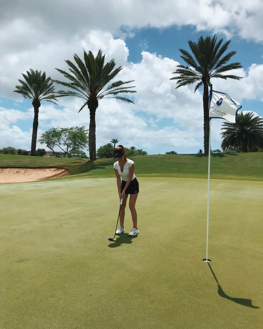 HARUEさんのインスタグラム写真 - (HARUEInstagram)「Hoakalei Golf Club⛳️🌺♡ . ハワイに来て3回目のゴルフは、ホアカレイで🏌️‍♀️ . 今までずっと工事中だったクラブハウスが 遂にopenしたんだけど、外にプールまで付いていてびっくり！ . . 太陽も、風も、芝生も、全てが心地良くて、 ここは天国かな？と思うくらい、素晴らしい場所✨ . . 会員制のゴルフ場だから知り合いの方の紹介で ラウンドさせてもらえていていつも本当に感謝です🙏🌺 . そんな今回のスコアは、44 + 46 = 92 ♡ . 去年の夏はあっさり80という新記録を出せたけど . ここから80台を切るハードルがすごく高い！ . スコアはともかく 新しく変えたパター(SpiderX)は変えて大正解🧡 気持ちいいくらいにスーッと入るから楽しい！！ . そろそろアイアンとドライバーも新しいのに変えようかな🏌️‍♀️ . もう６年も同じの使ってる。笑 . . #haruegolf #hawaii #golf #hoakalei #golfclub #pxg #ハワイ #ゴルフ #ハワイゴルフ #ゴルフ女子 #ゴルフ場」8月19日 23時54分 - harue0104