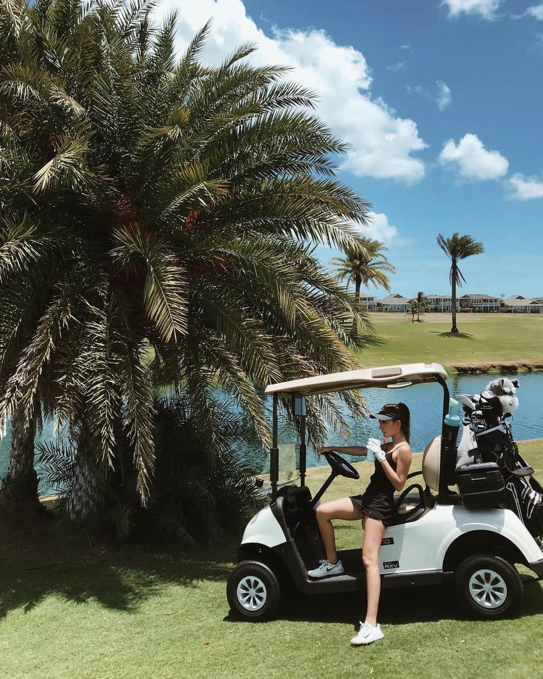 のインスタグラム：「Hoakalei Golf Club⛳️🌺♡ . ハワイに来て3回目のゴルフは、ホアカレイで🏌️‍♀️ . 今までずっと工事中だったクラブハウスが 遂にopenしたんだけど、外にプールまで付いていてびっくり！ . . 太陽も、風も、芝生も、全てが心地良くて、 ここは天国かな？と思うくらい、素晴らしい場所✨ . . 会員制のゴルフ場だから知り合いの方の紹介で ラウンドさせてもらえていていつも本当に感謝です🙏🌺 . そんな今回のスコアは、44 + 46 = 92 ♡ . 去年の夏はあっさり80という新記録を出せたけど . ここから80台を切るハードルがすごく高い！ . スコアはともかく 新しく変えたパター(SpiderX)は変えて大正解🧡 気持ちいいくらいにスーッと入るから楽しい！！ . そろそろアイアンとドライバーも新しいのに変えようかな🏌️‍♀️ . もう６年も同じの使ってる。笑 . . #haruegolf #hawaii #golf #hoakalei #golfclub #pxg #ハワイ #ゴルフ #ハワイゴルフ #ゴルフ女子 #ゴルフ場」