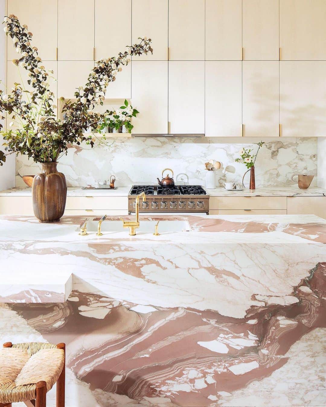 MT DOMAINEさんのインスタグラム写真 - (MT DOMAINEInstagram)「Fun fact: when Hilary Duff sang "This Is What Dreams Are Made Of" she was talking about  the calacatta vagil marble in @ullajohnson’s kitchen.  Photo: @flotowarner Architect: @elizabeth_roberts_architecture Interior Designer: @alexisbrowninteriordesign_」8月19日 23時55分 - mydomaine