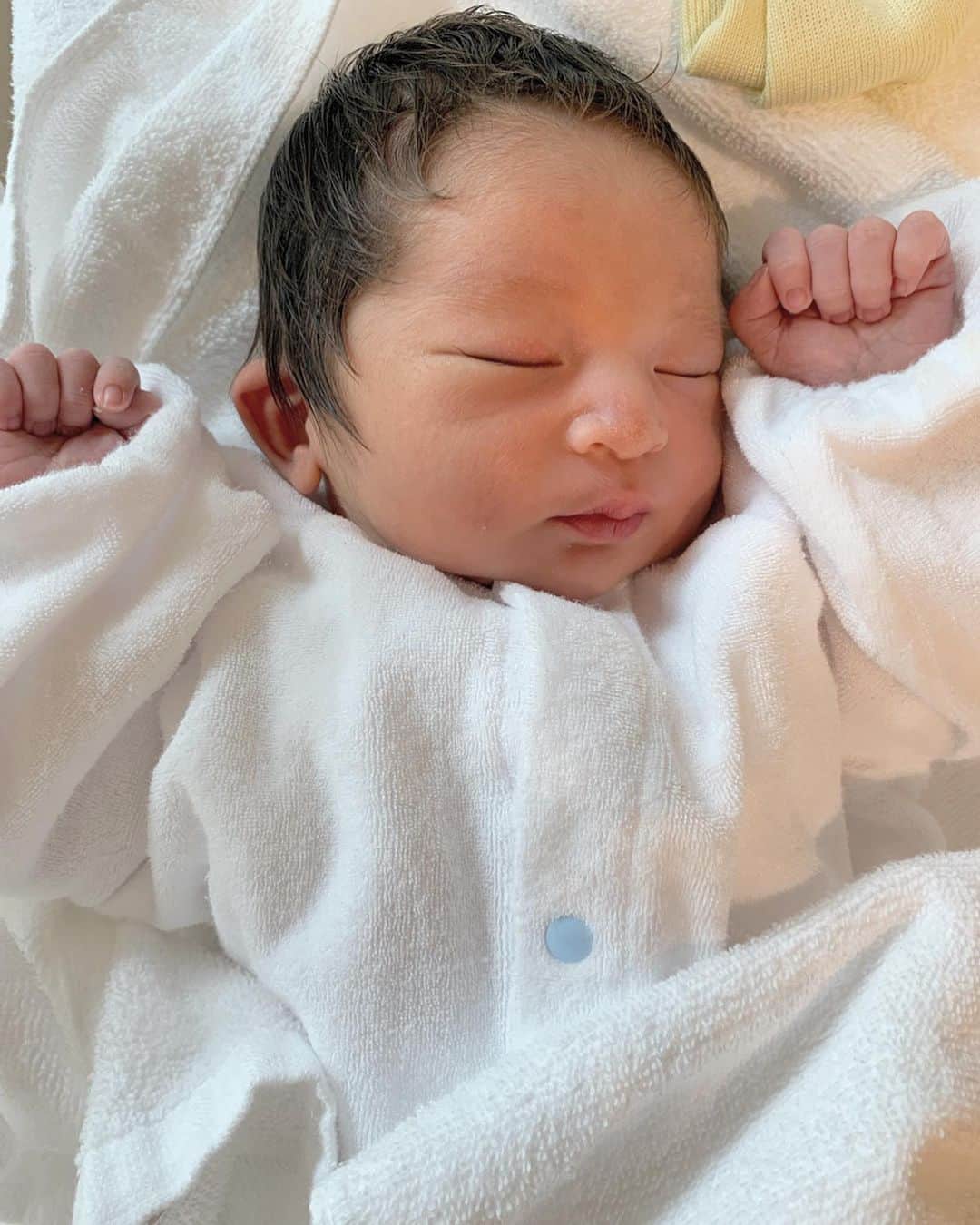 nanako itoのインスタグラム：「8/18 ✨ . 午後2時42分に、3346gの元気な男の子を出産しました👶🏻 . 出産は、間違いなく、今までのわたし自身の人生で一番の衝撃的なイベントでした😳 . 予定日17日の午前9時くらいに破水をしてから、入院になり、なかなか陣痛が一定にならず、そのまま一睡も出来ず朝を迎えたので、体力の限界がくるから と、18日の午前中に誘発剤の点滴を勧められ、抵抗がありながらも決心をしました。 . 点滴してからは徐々に、まぁまぁ痛い陣痛が一定に来始め、どんどんその間隔も短くなっていき、お産直前は今までに味わったことのない激痛になりました。 . もう、途中で自分の限界を感じて気づいたら幾度となく弱音を吐いていました😂 . それでも側でずっと付き添って励ましてくれた旦那さん、お母さん、助産師さんには、本当に感謝しかありません。 . このこが出てくる寸前のときのことは正直、記憶が飛び飛びで、でも、出てきて胸の上に来たときは、さっきまでのことが信じられないくらい笑顔になれました。 . 10ヶ月間つわりもなくお腹の中に元気にいてくれて、わたしの中から大きな産声で元気に外に出てきてくれて本当にありがとう✨ . 産まれた瞬間から髪の毛がフサフサで、将来切りがいがあるなぁと、、笑 ここはしっかり旦那さん似ですね☺️ . 名前がまだ決まってないのではやく決めないと☺️ . 長い文章なのに読んでくれた方、ありがとうございます🙏🏻💓 . 母さんがんばります👶🏻💛 . #20190818 #出産 #babyboy #男の子 #自然分娩」