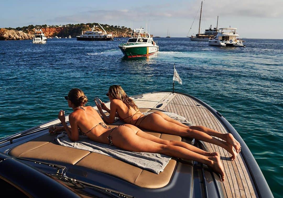 ジェローム・デュランのインスタグラム：「SUMMER...☀️🍑 @doutzen @angelcandices #EuropeanVacation」